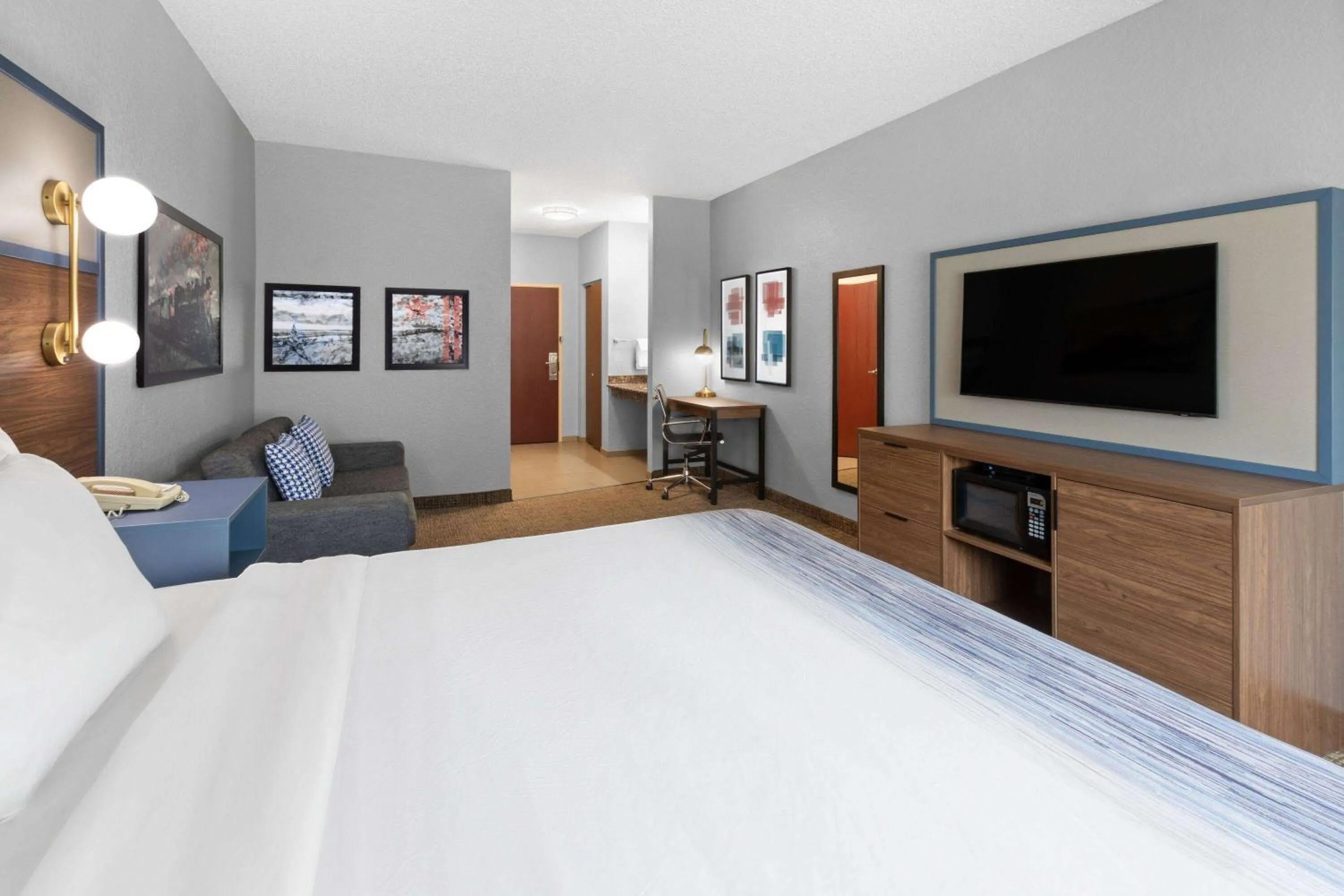 Deluxe King Room - Non-Smoking in AmericInn by Wyndham Grinnell