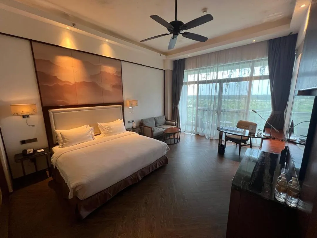 Superior King Room in Forest City Golf Hotel