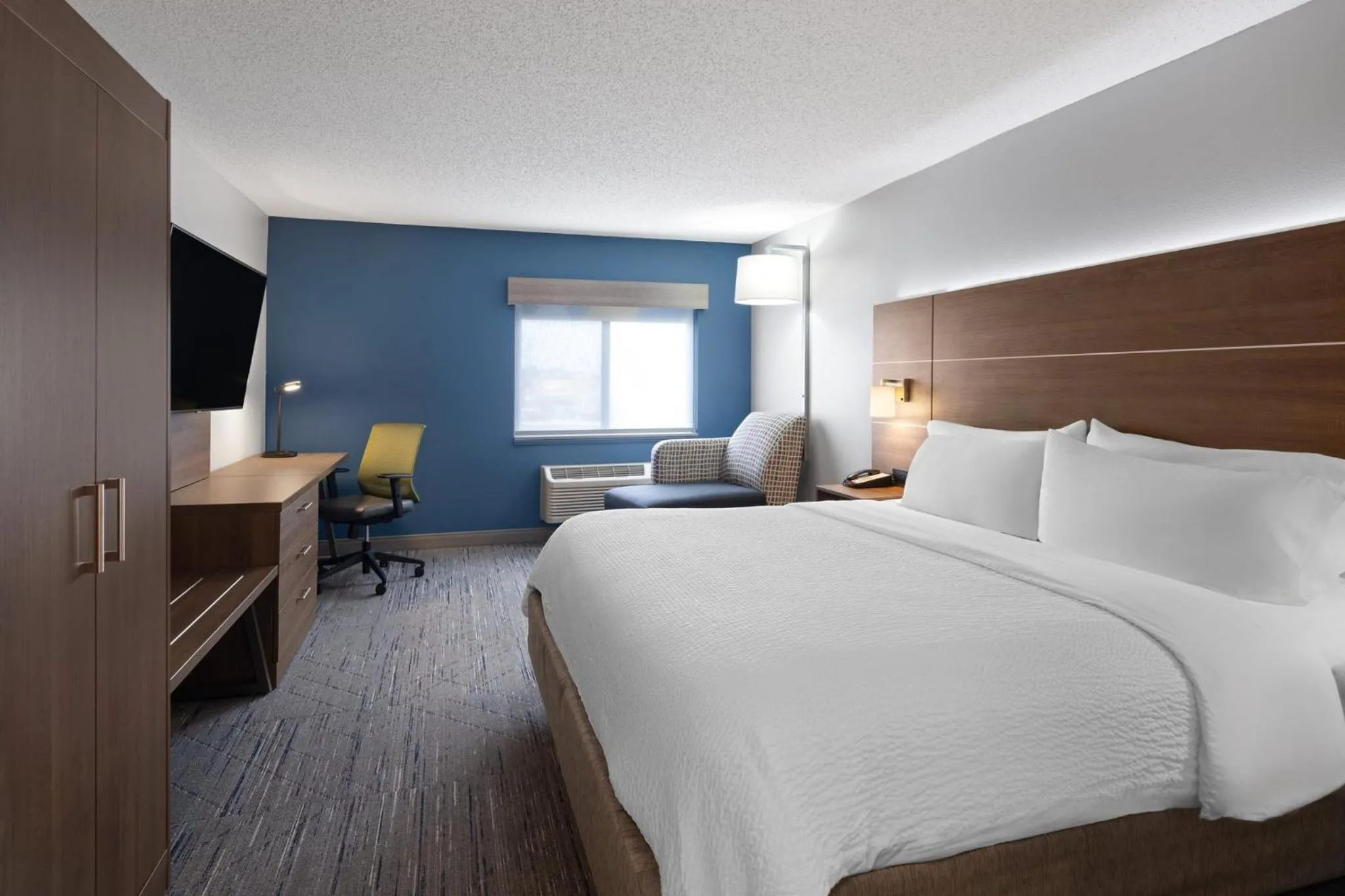 Standard King Room with Sofa Bed in Holiday Inn Express Sheboygan-Kohler / I-43 by IHG