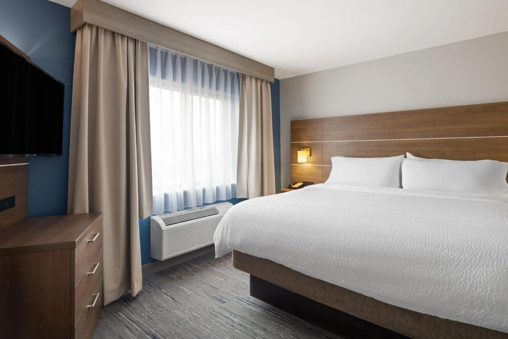 One-Bedroom King Suite with Sofa Bed in Holiday Inn Express Sheboygan-Kohler / I-43 by IHG