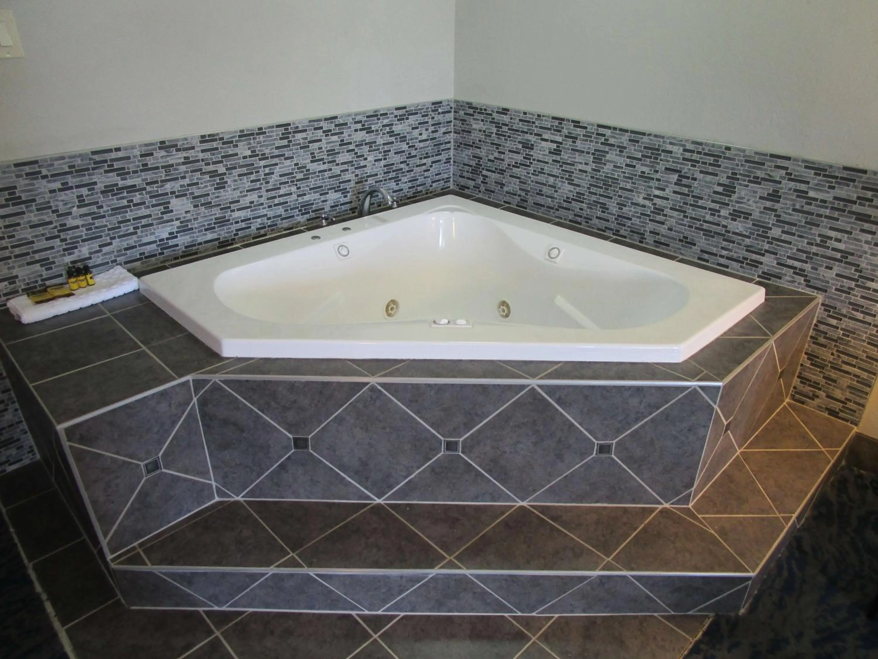 King Suite with Spa Bath - Non-Smoking in Best Western Plus Bloomington East