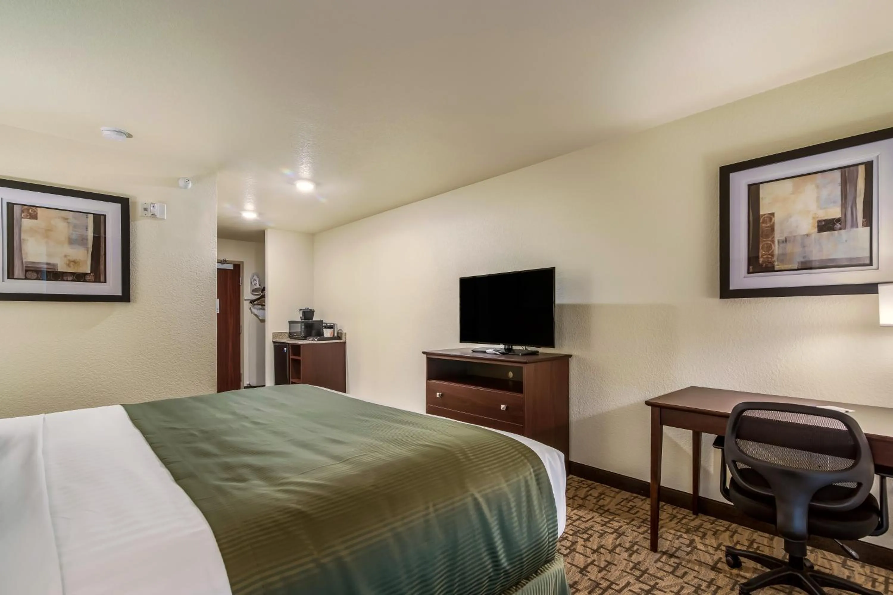 King Room - Disability Access in Cobblestone Hotel & Suites - Victor