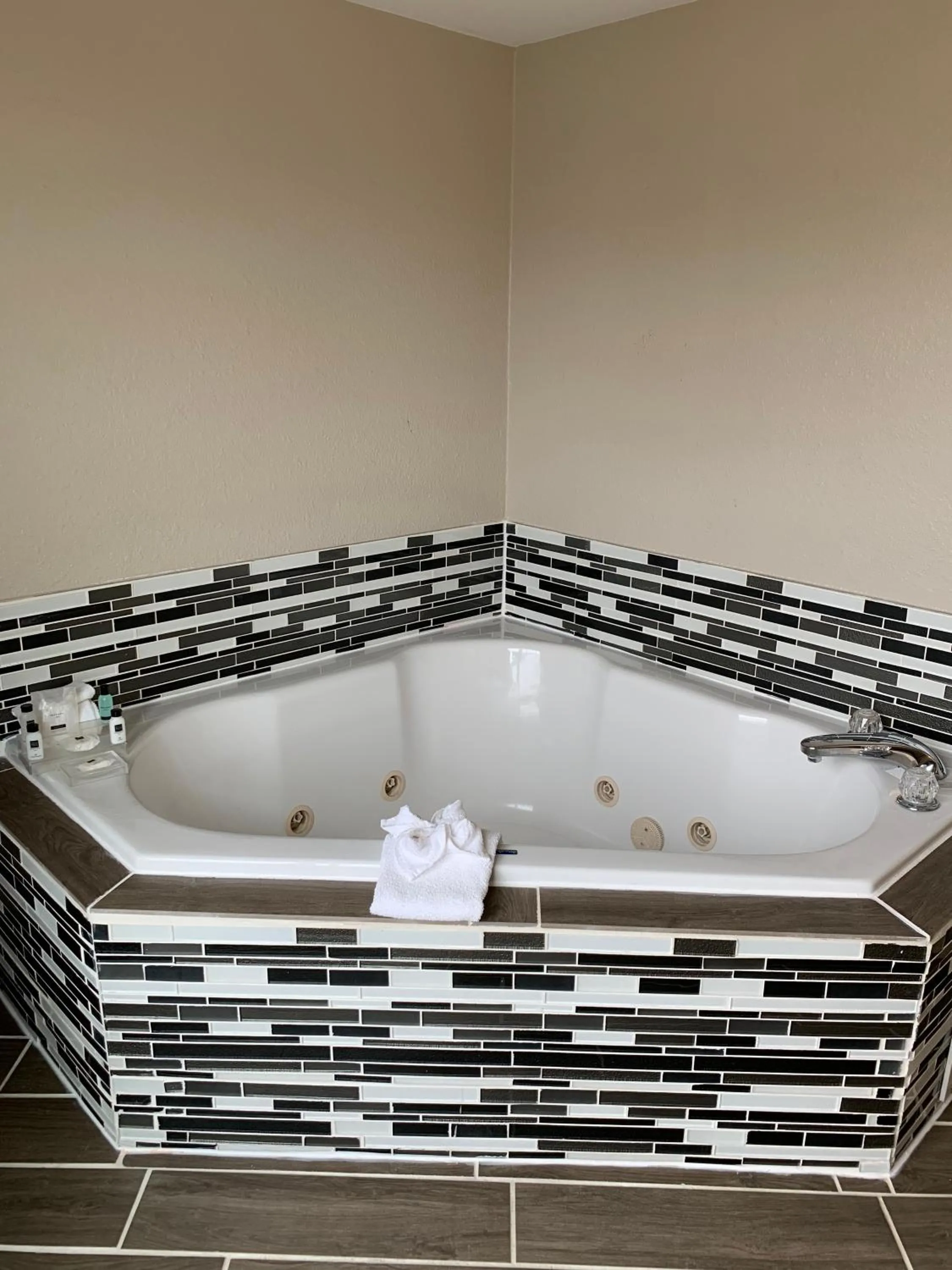 King Room with Whirlpool - Non-Smoking in Country Inn & Suites by Radisson, Georgetown, KY