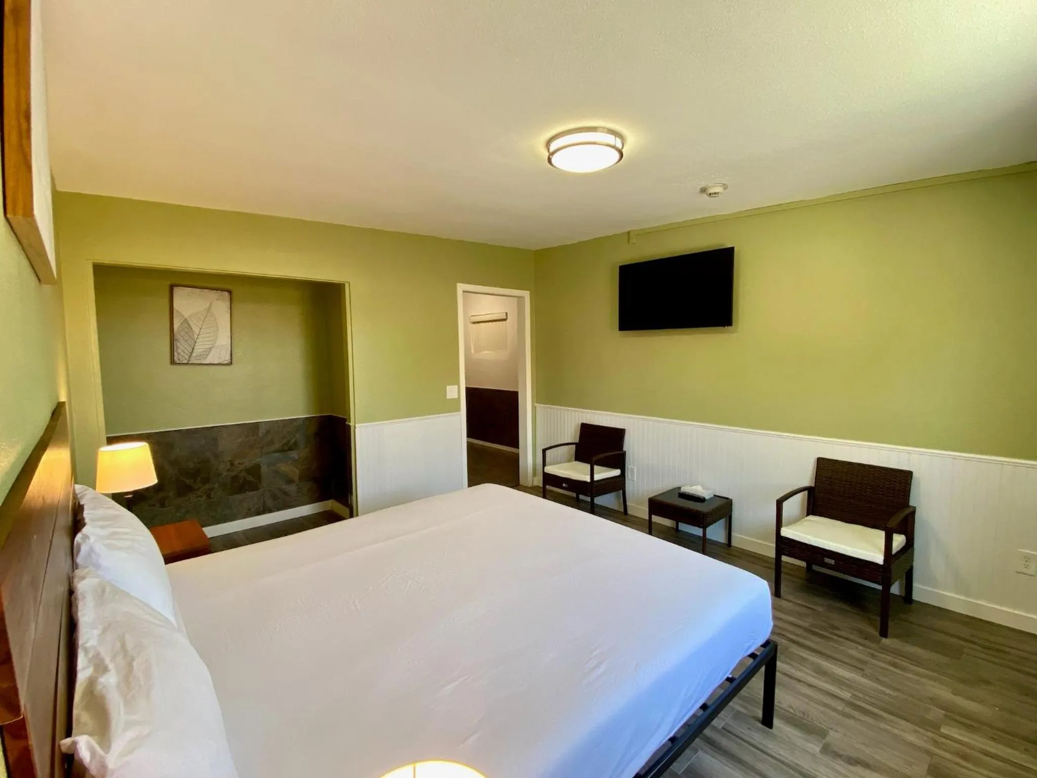 King Suite with Mini-kitchen - single occupancy in Europa Inn & Suites