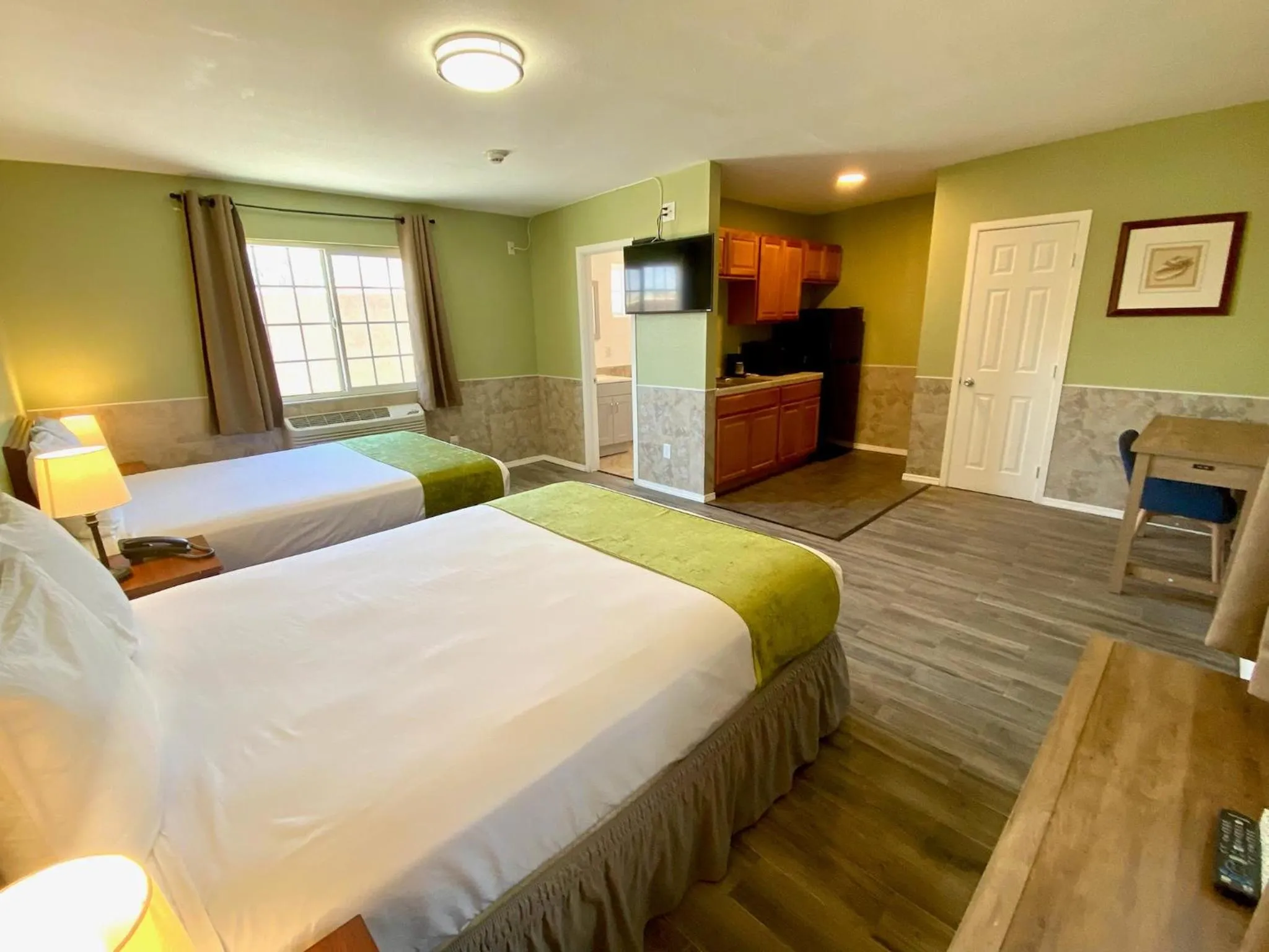 Deluxe Queen Suite with Mini-kitchen in Europa Inn & Suites