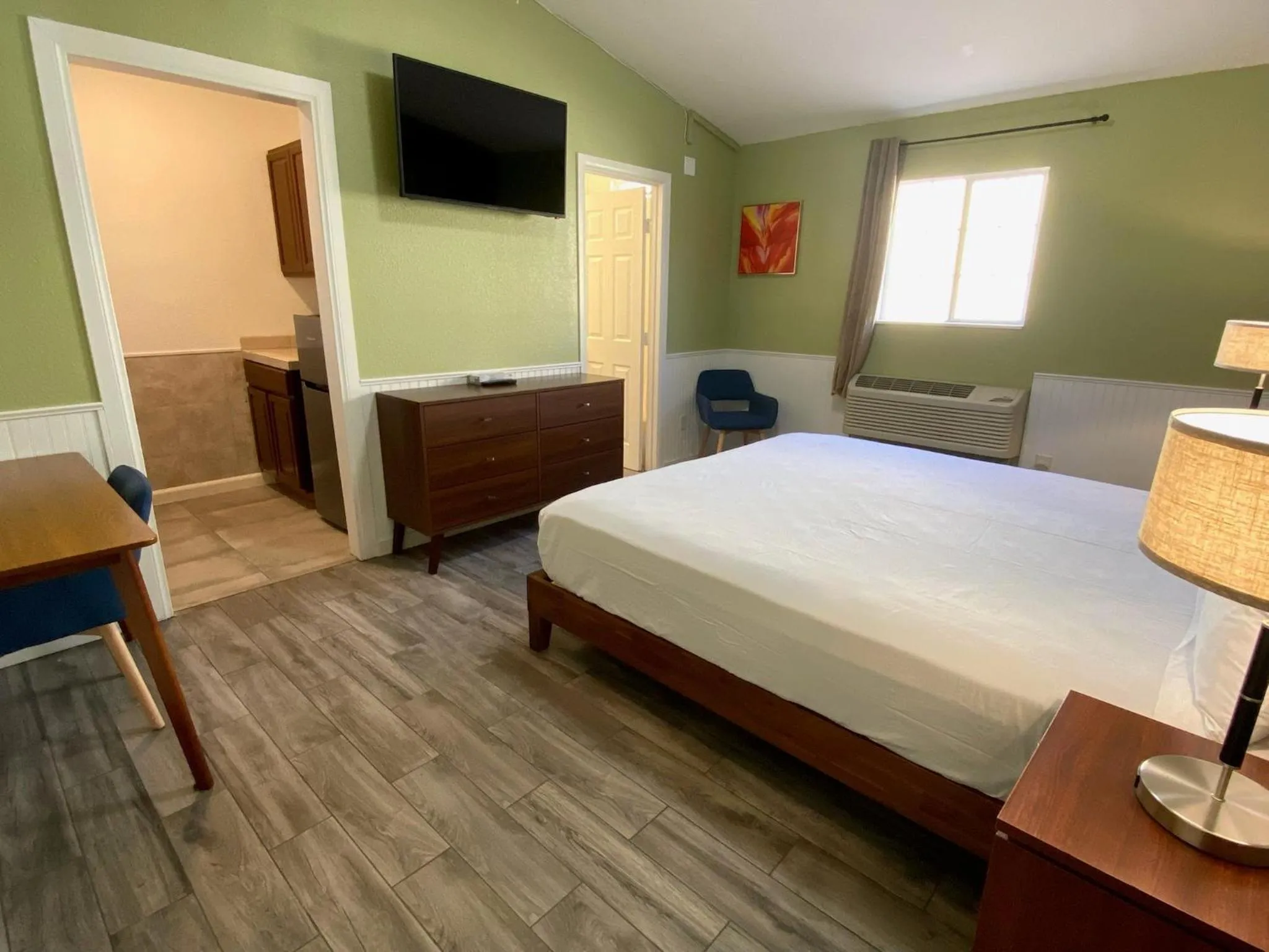 Queen Room with Mini-kitchen in Europa Inn & Suites