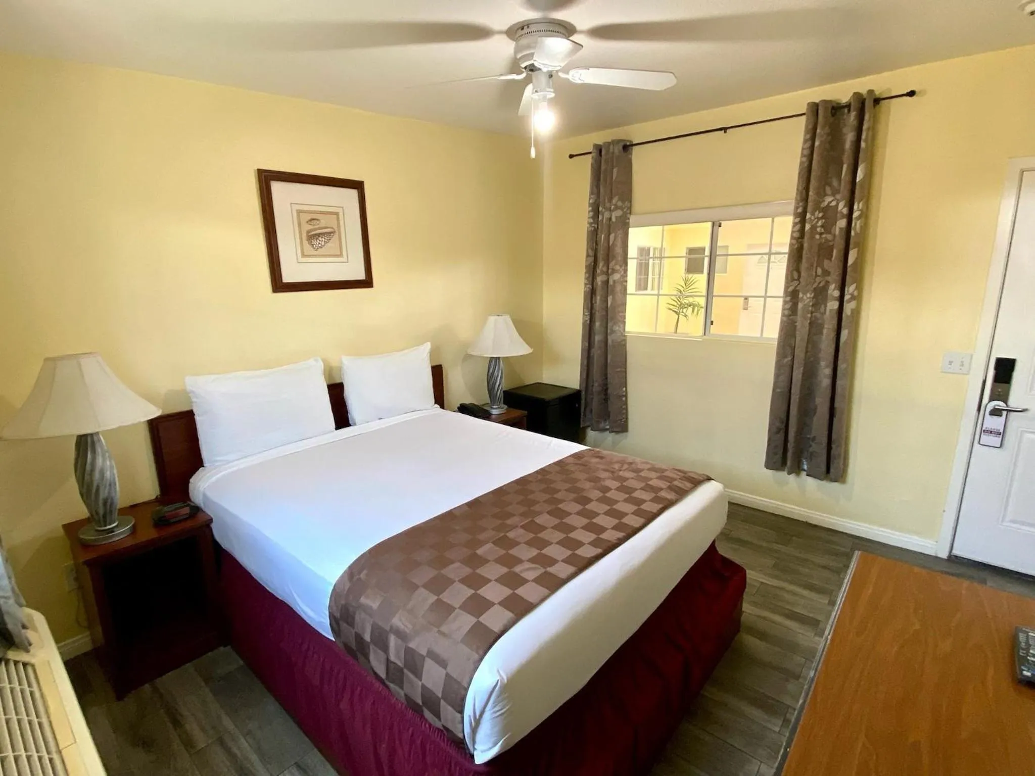 Queen Room in Europa Inn & Suites