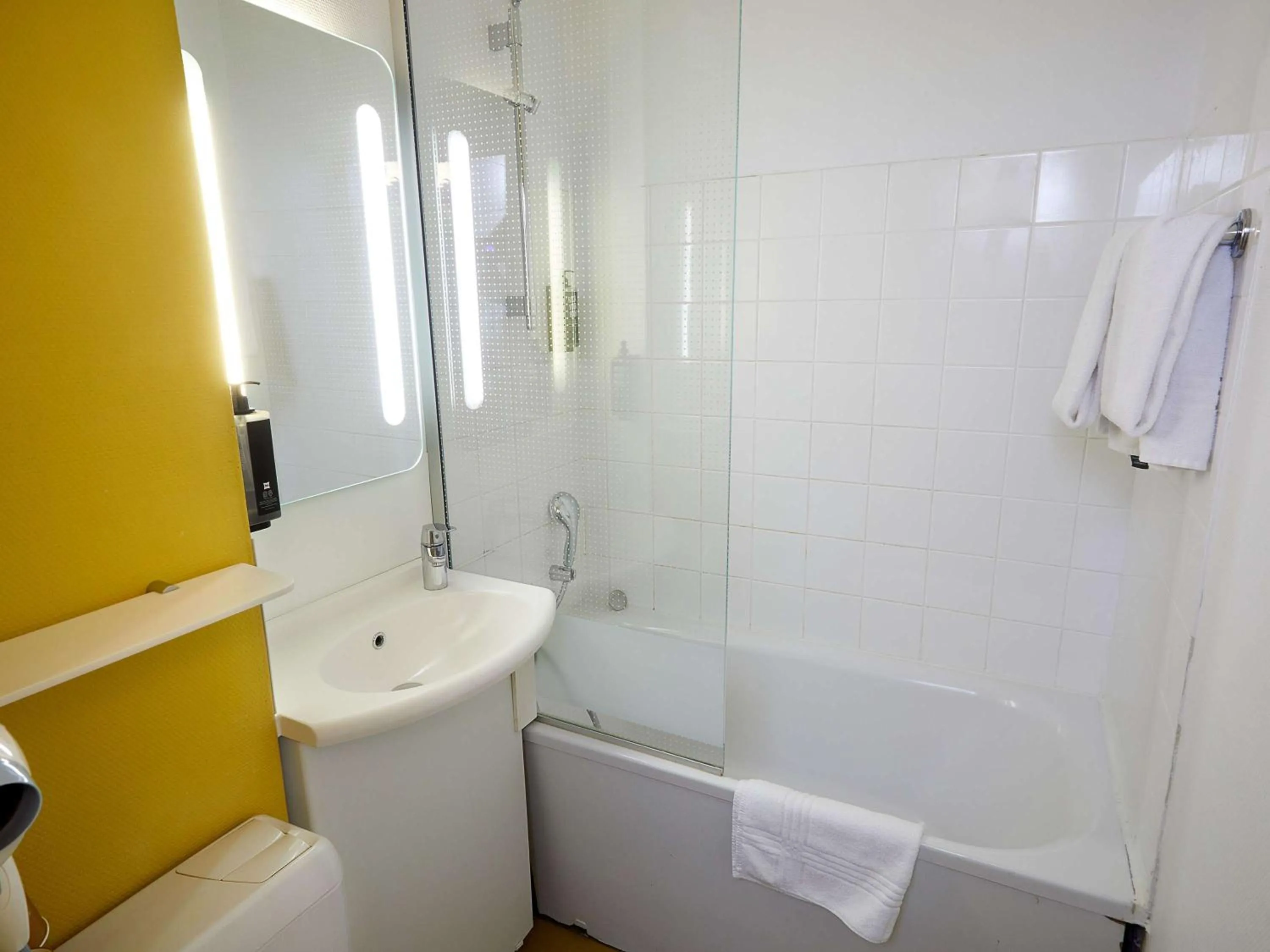 Standard Twin Room in ibis Auxerre Sud