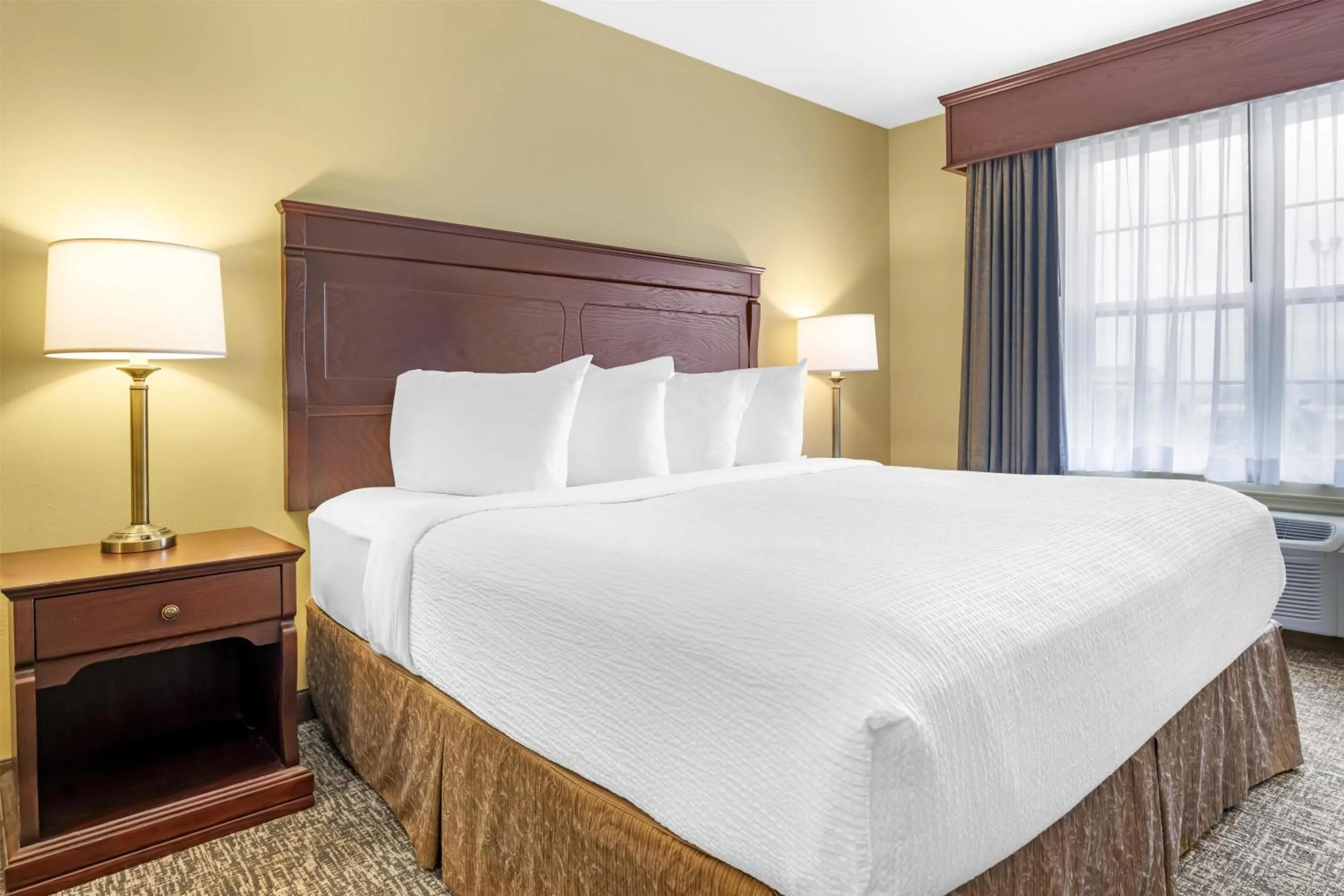 King Suite with Whirlpool - Non-Smoking in Best Western Plus Grand-Sault Hotel & Suites