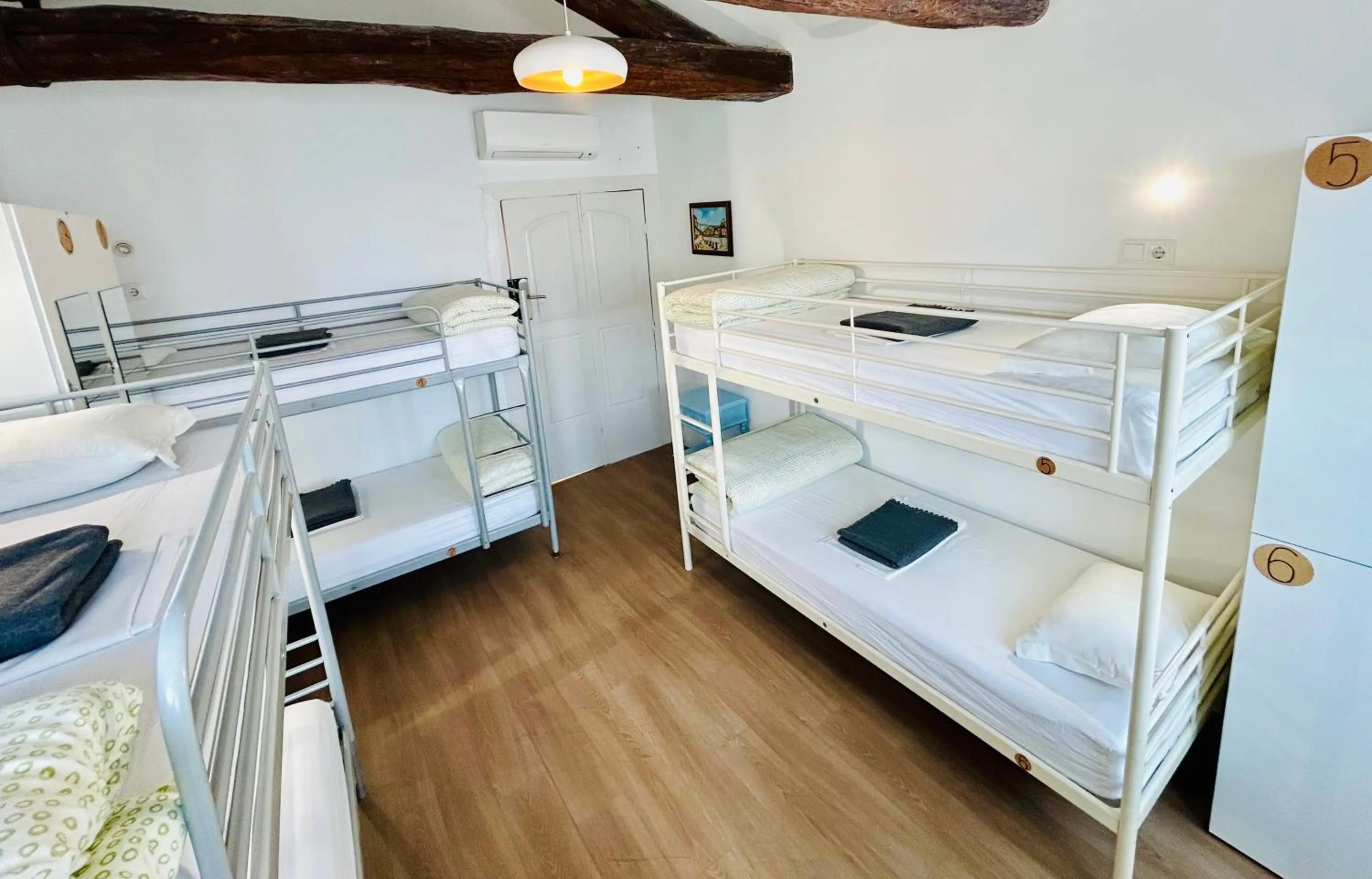 Bed in 6-Bed Mixed Dormitory Room with Shared Bathroom in Porto Wine Hostel