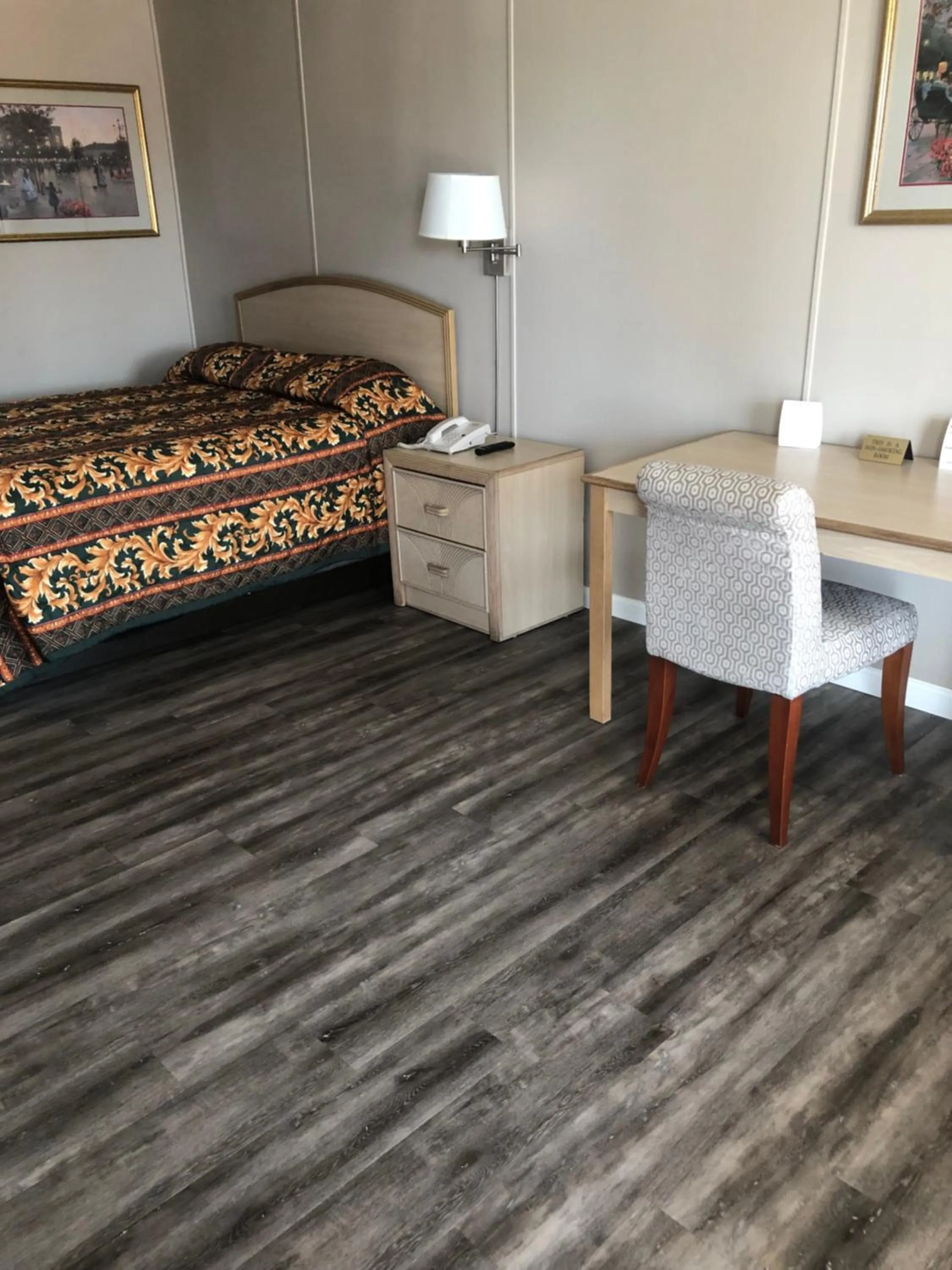 Queen Room in Red Carpet Inn - Louisville