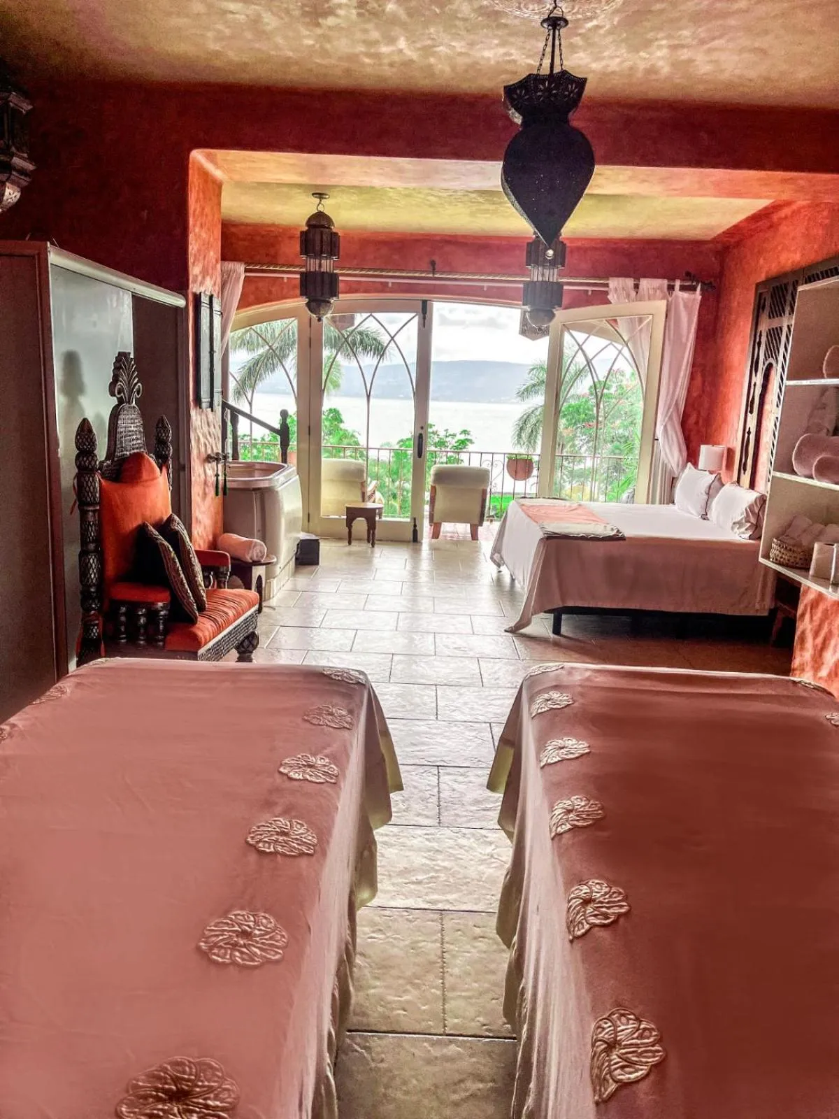 Suite with Hot Tub in El Chante Spa Hotel