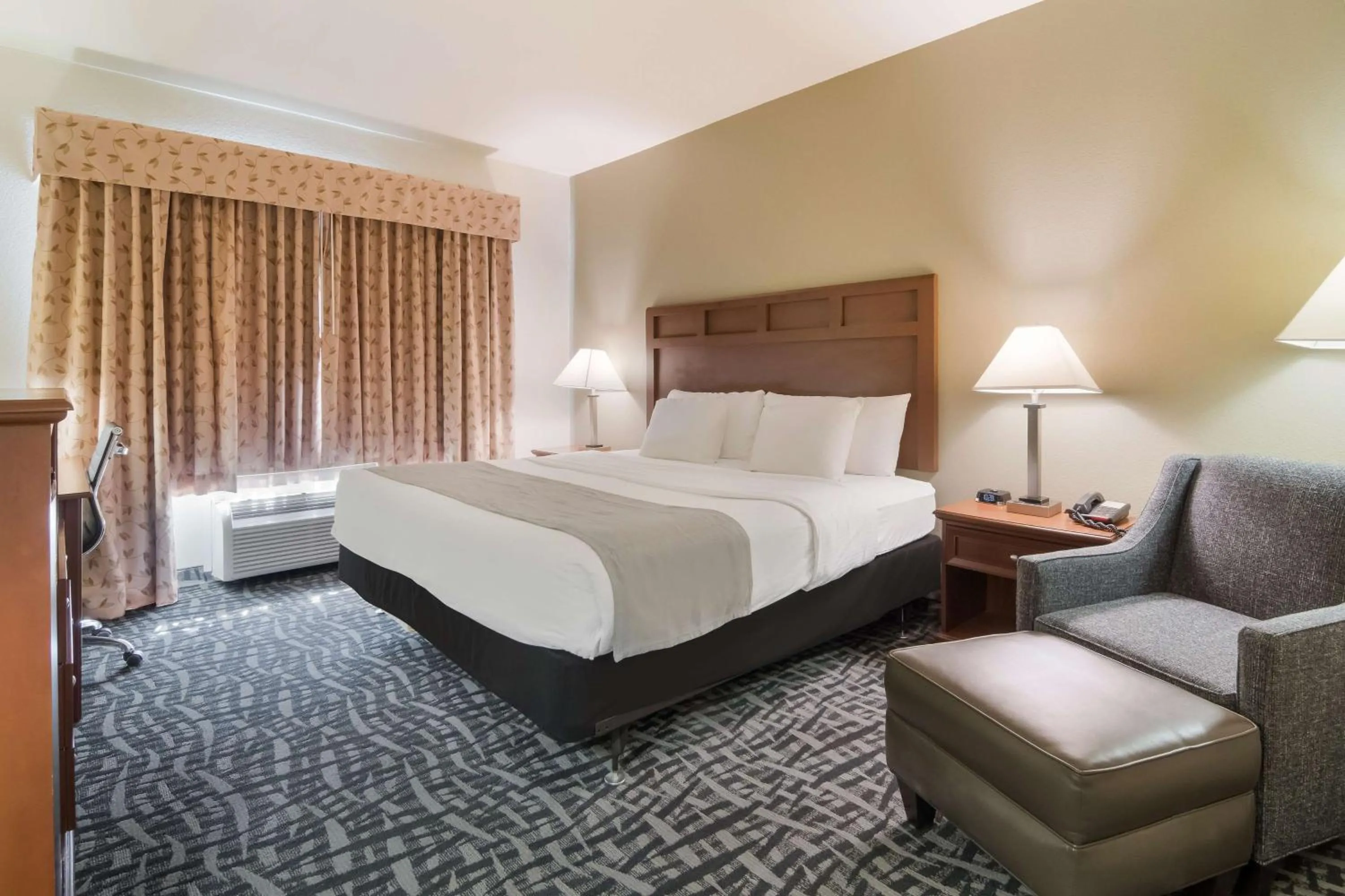 King Room with Hot Tub - Non-Smoking in Best Western Comanche Inn