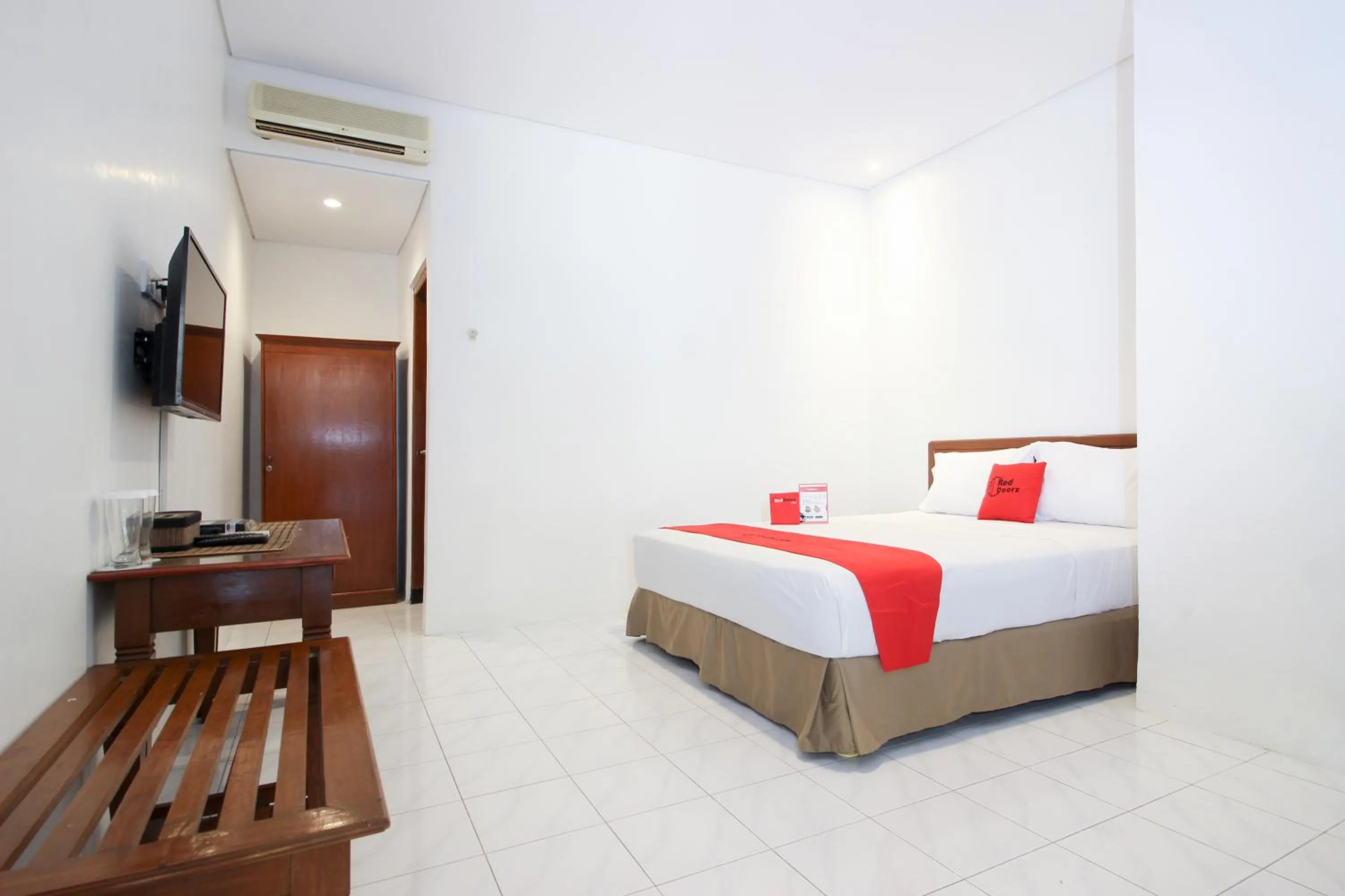 Deluxe Room in RedDoorz Plus near Alun Alun Selatan 2