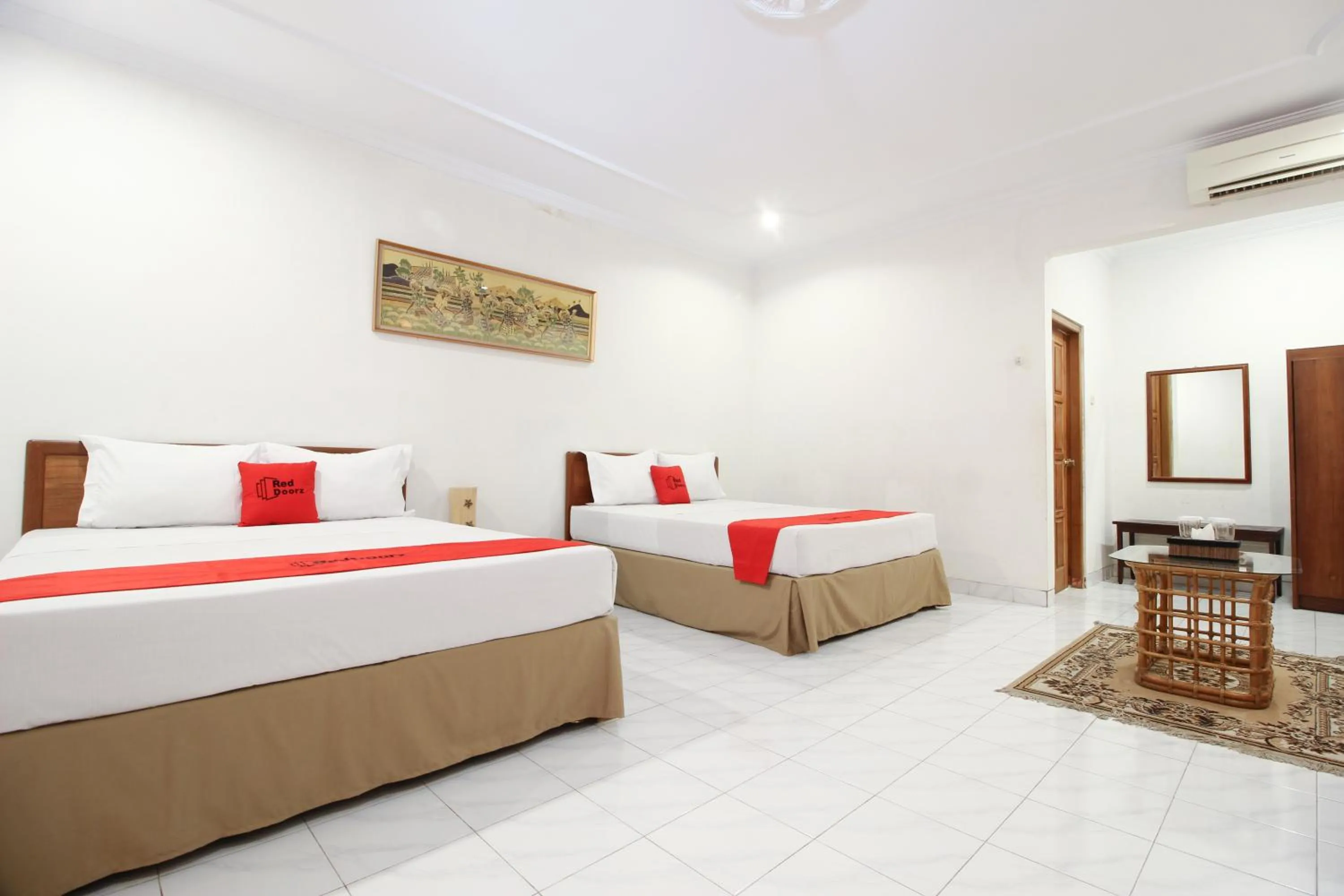 Family Room in RedDoorz Plus near Alun Alun Selatan 2