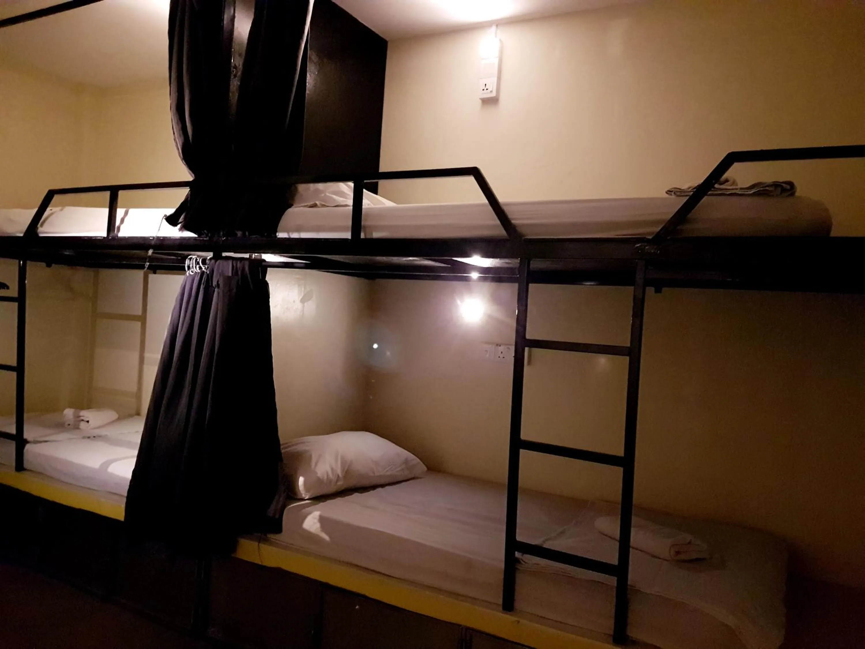 Bed in 6-Bed Dormitory Room in Abby by the river