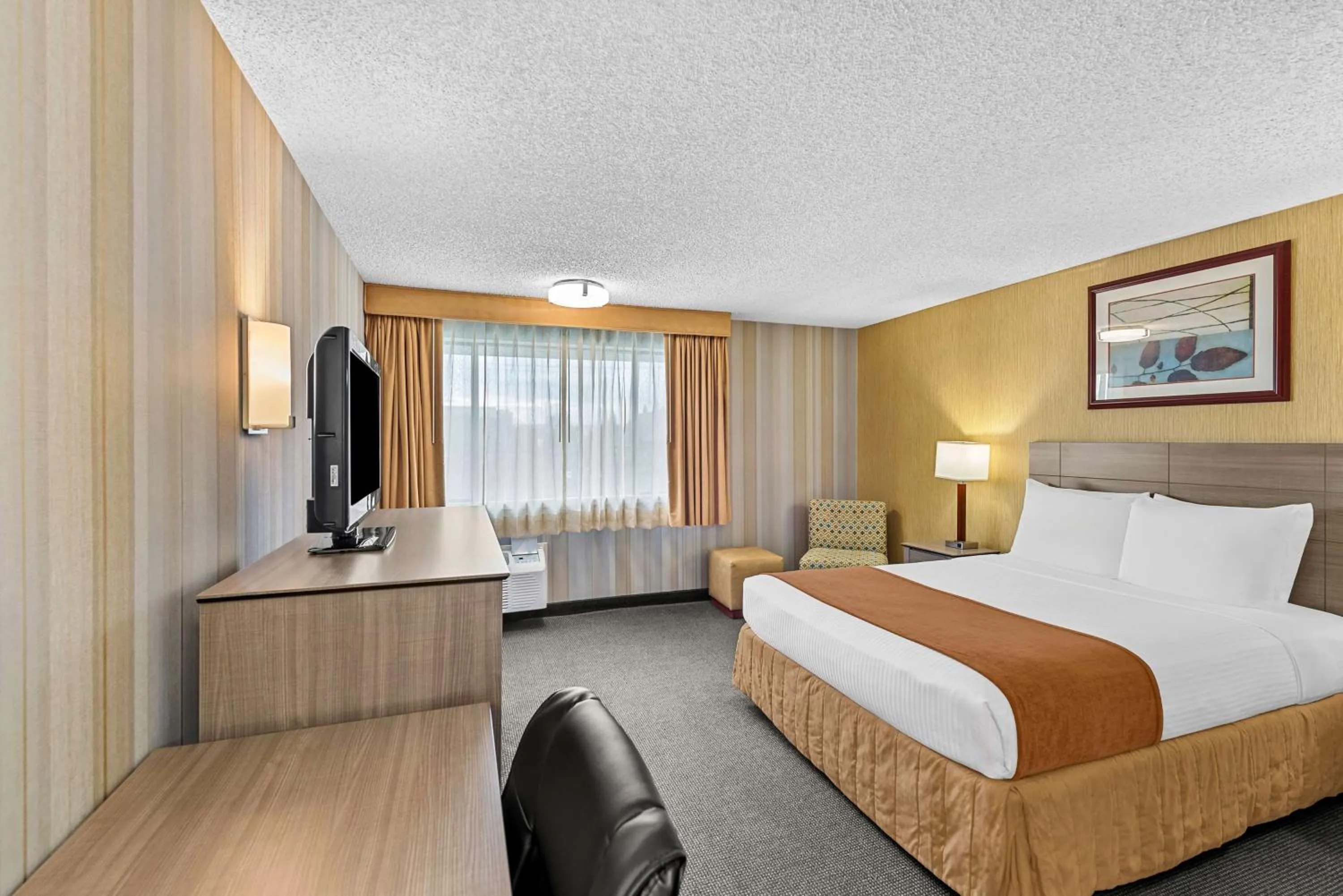 Queen Room with Roll-in Shower - Non-Smoking/Mobility Access in Best Western Cascadia Inn