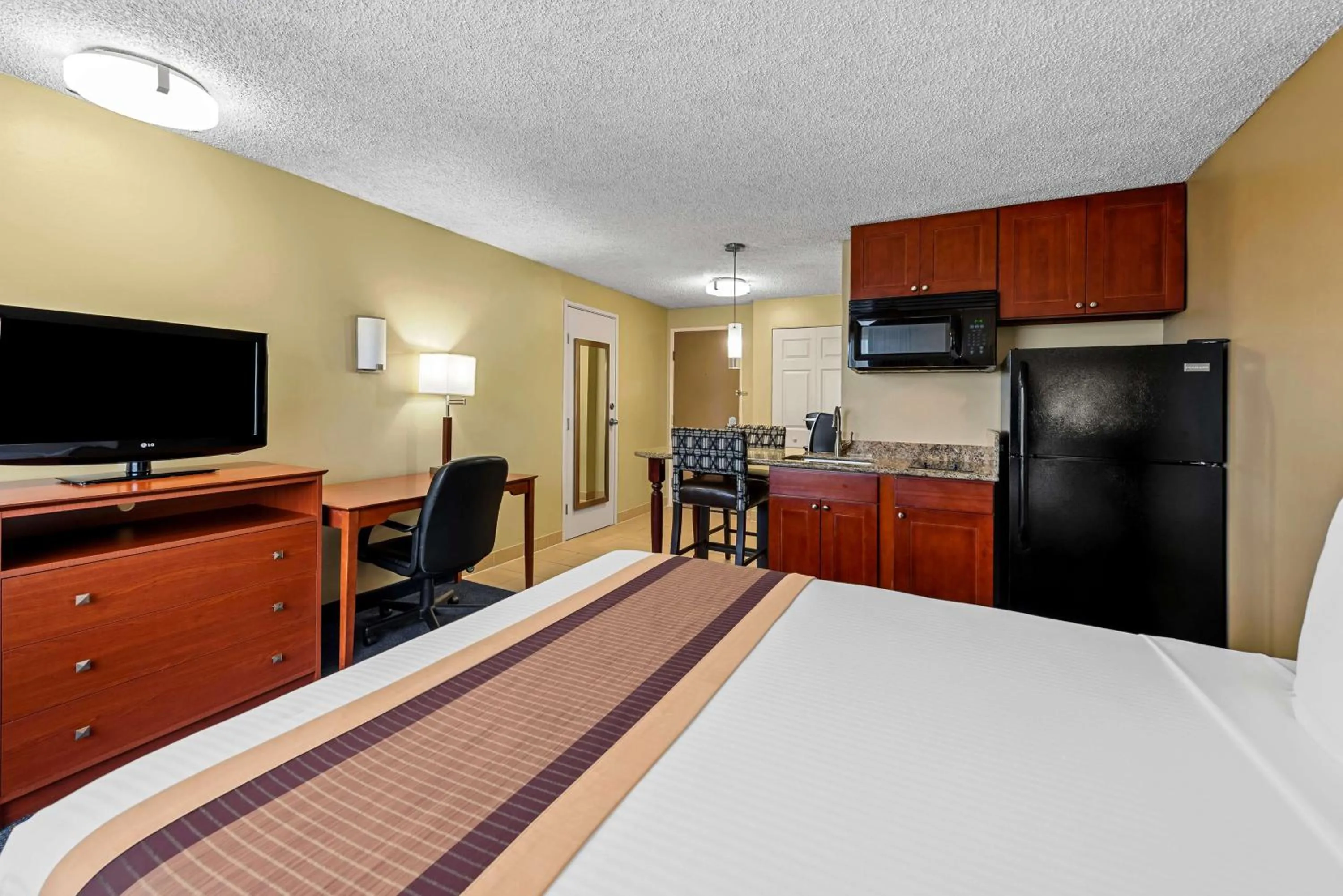 Queen Room with Kitchenette - Non-Smoking in Best Western Cascadia Inn