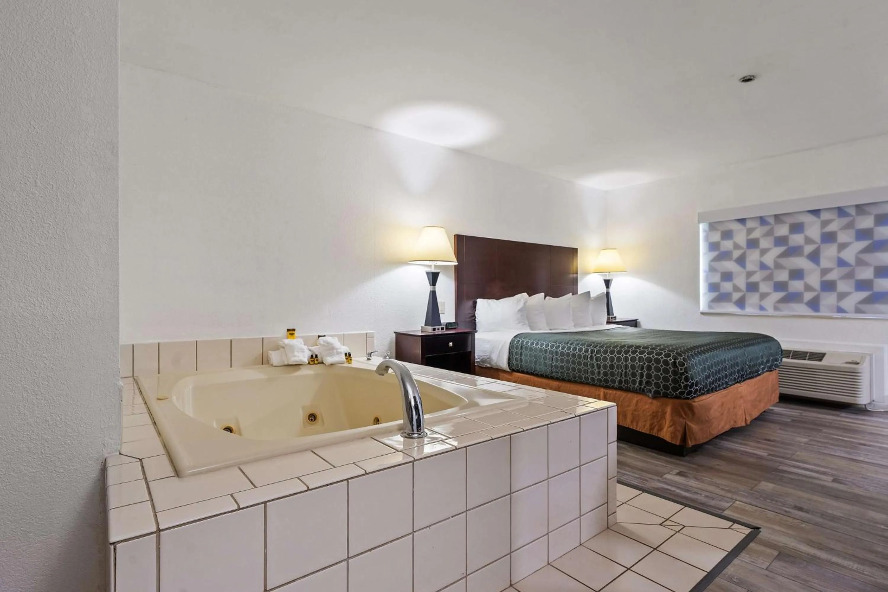 King Suite with Spa Bath - Non-Smoking in Best Western Oakbrook Inn