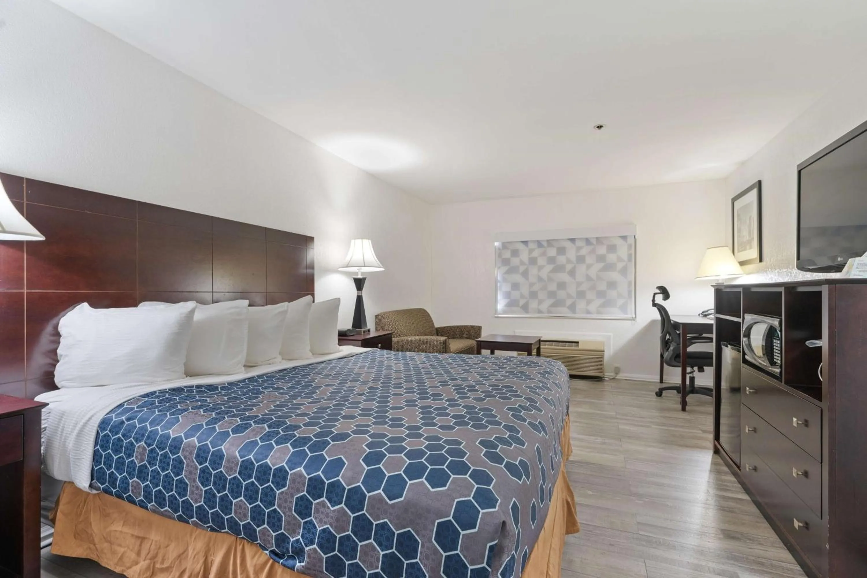 Standard King Bed Room in Best Western Oakbrook Inn