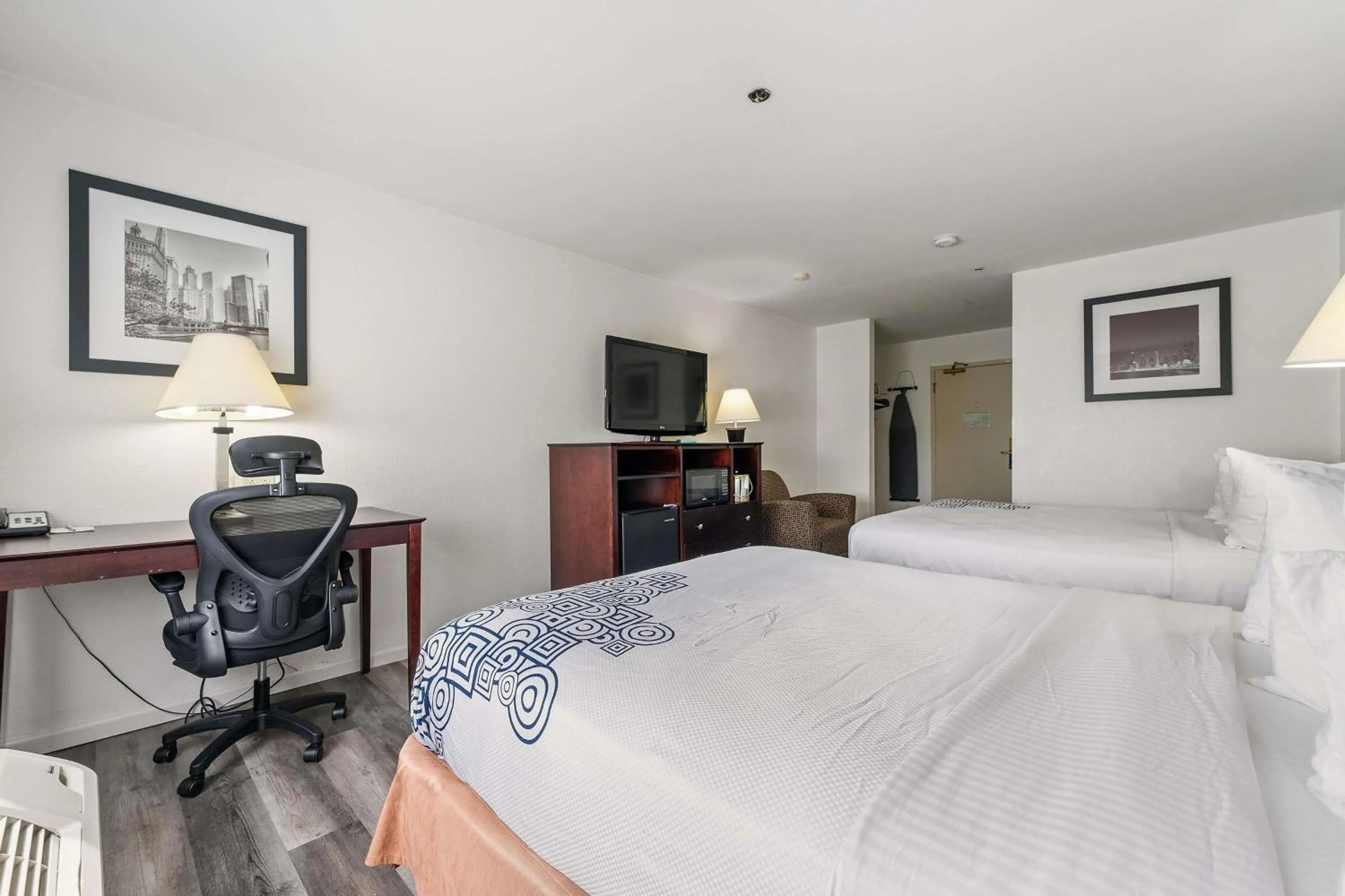 Standard Two Queen Bed Room in Best Western Oakbrook Inn