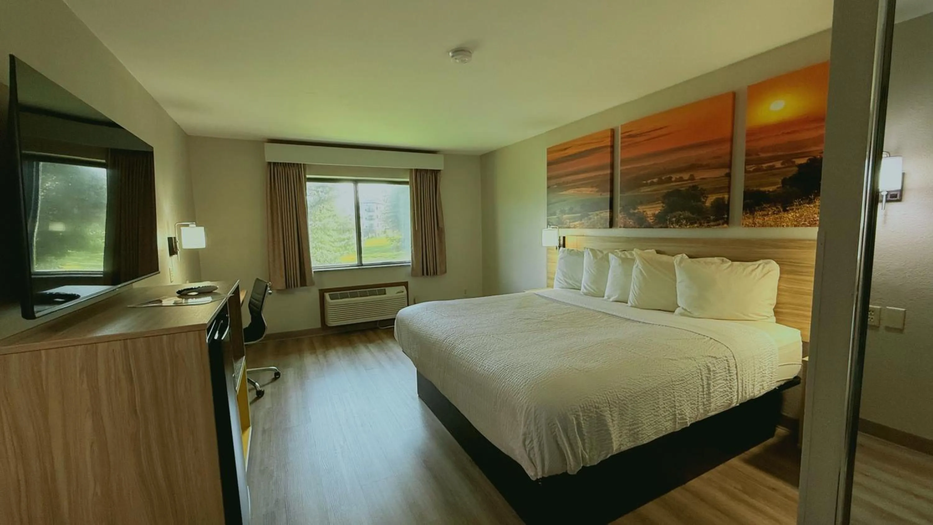 King Room - Non-Smoking in Days Inn by Wyndham Mankato