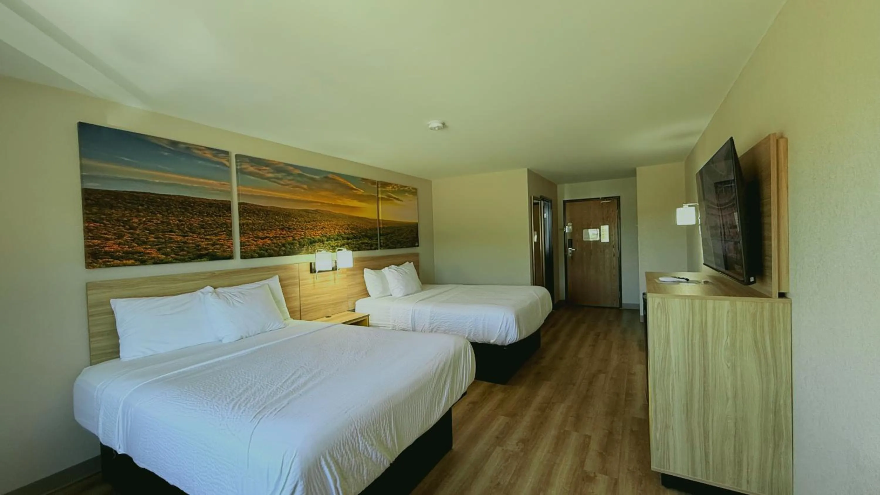 Queen Room with Two Queen Beds - Non-Smoking in Days Inn by Wyndham Mankato