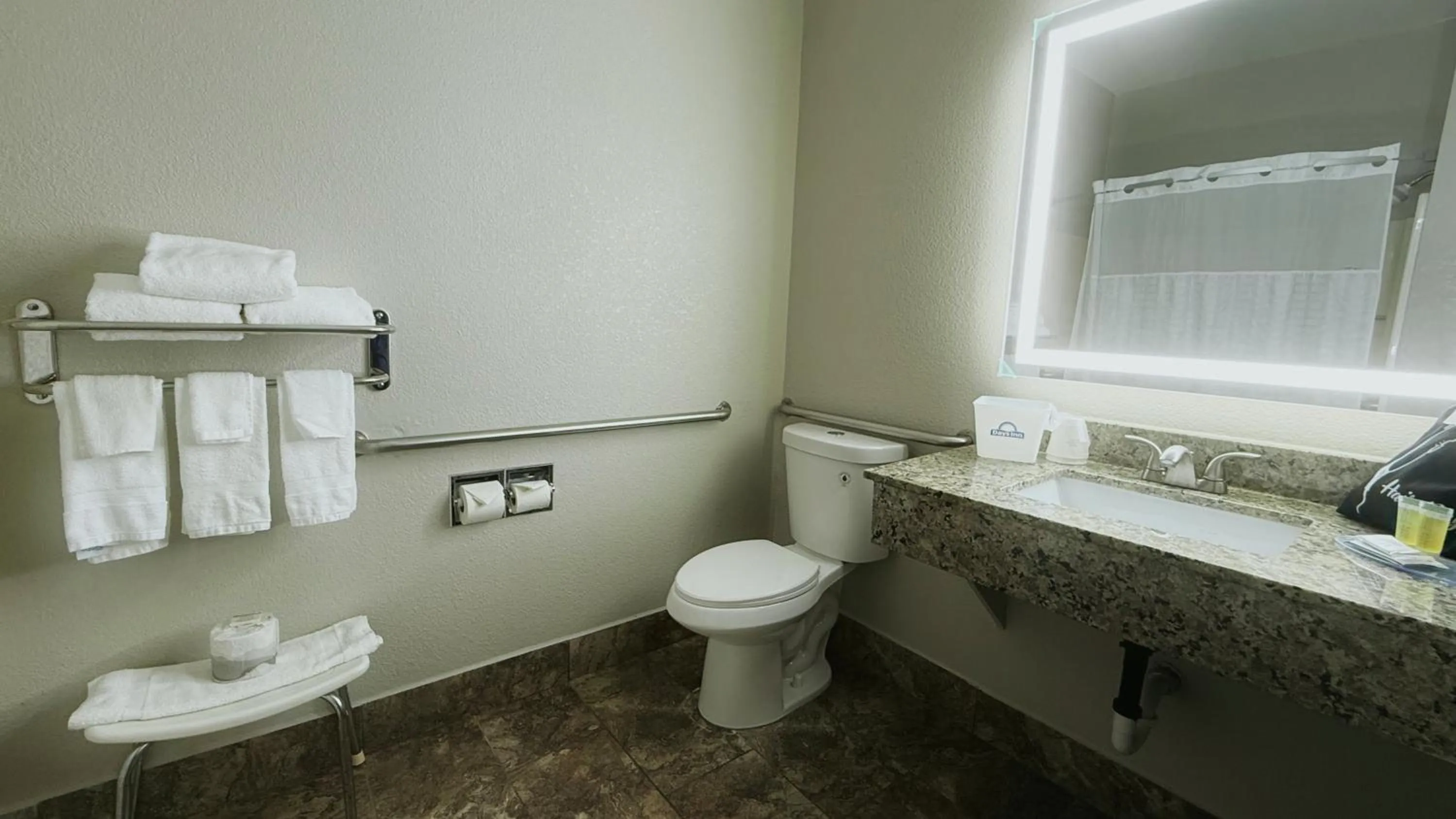 Queen Room - Disability Access/Non-Smoking in Days Inn by Wyndham Mankato