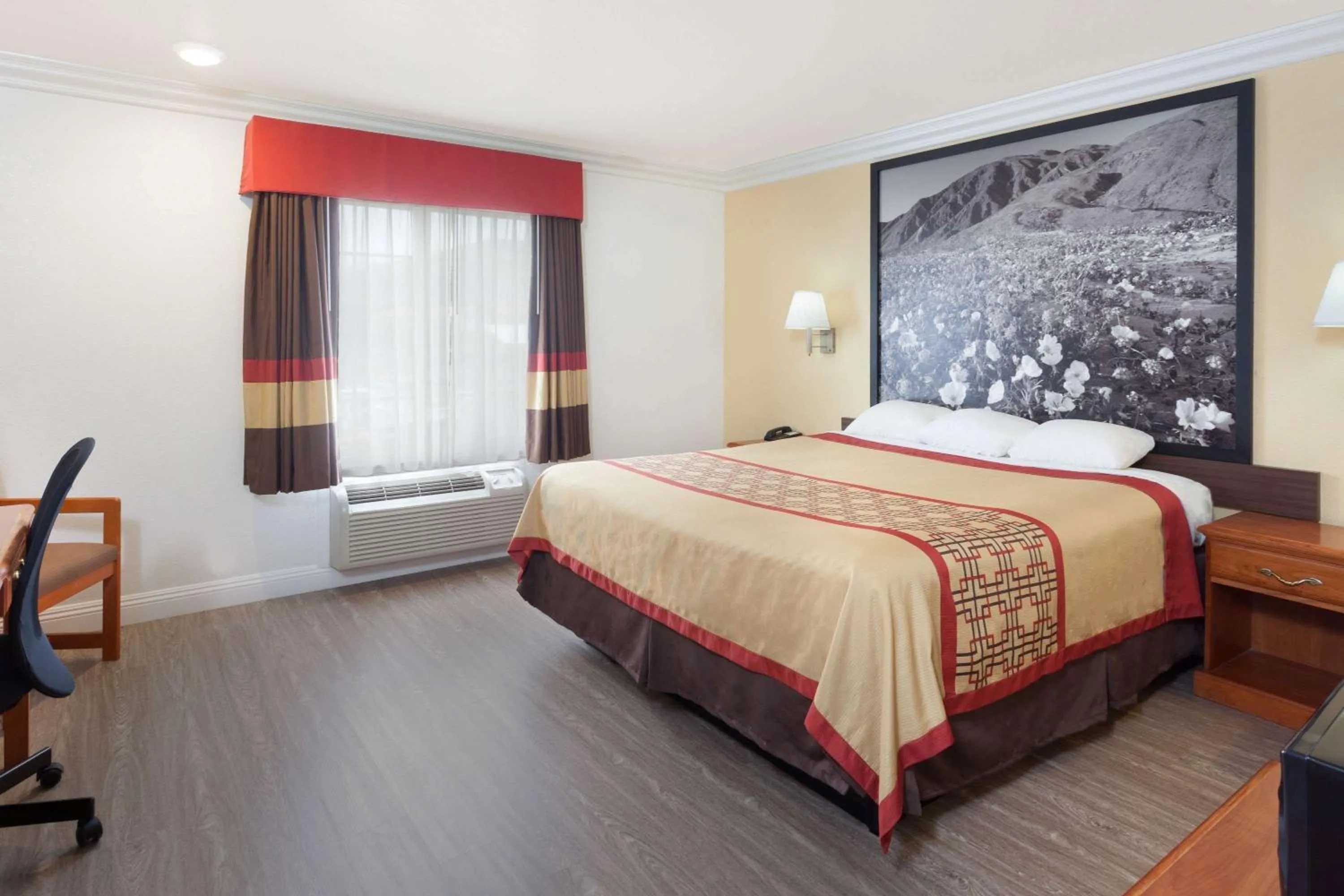 King Room - Mobility Access/Non-Smoking in Super 8 by Wyndham Santa Clarita/Valencia