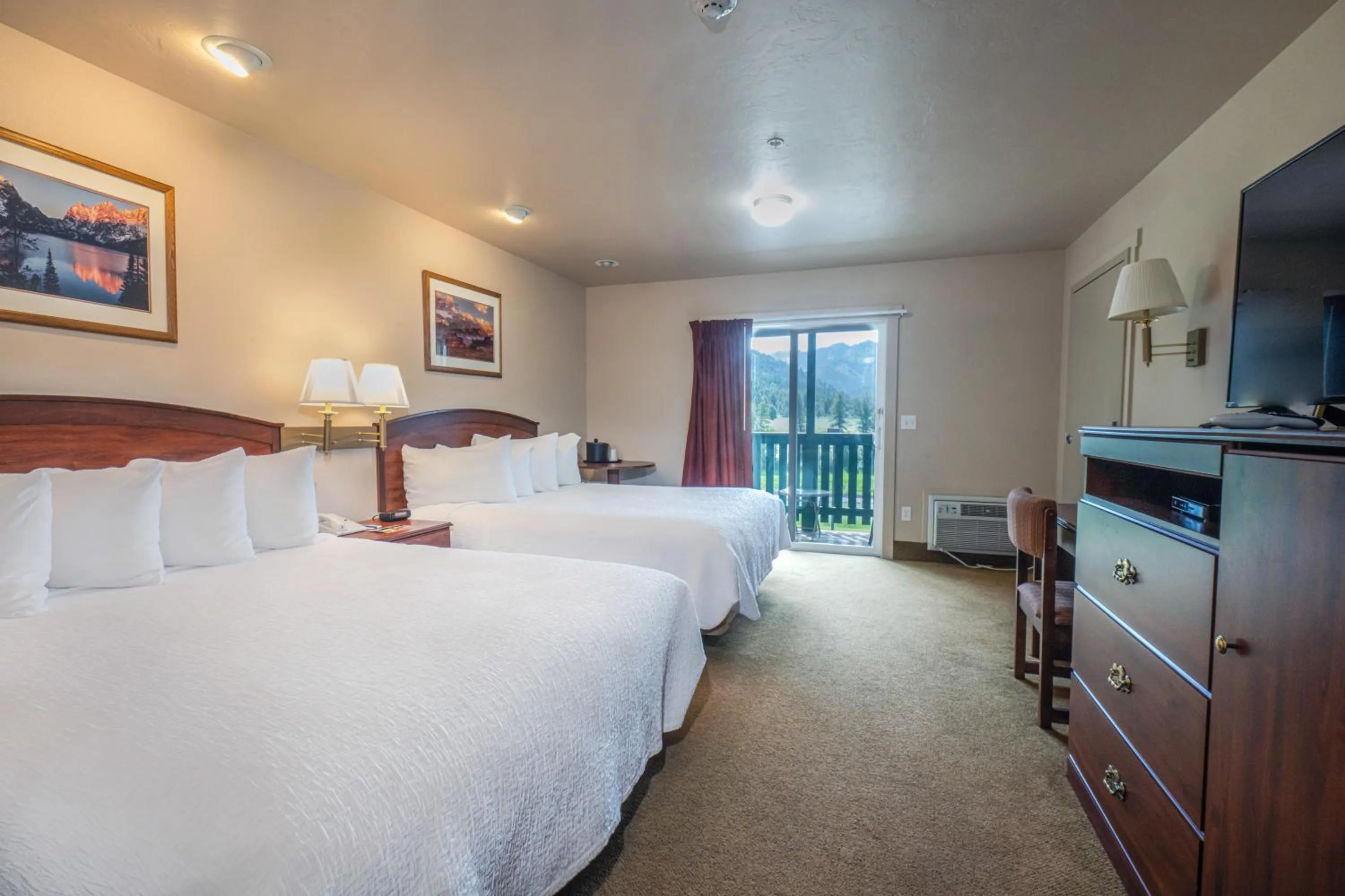 Deluxe Queen Room with Two Queen Beds in Flying Saddle Resort and Steak House