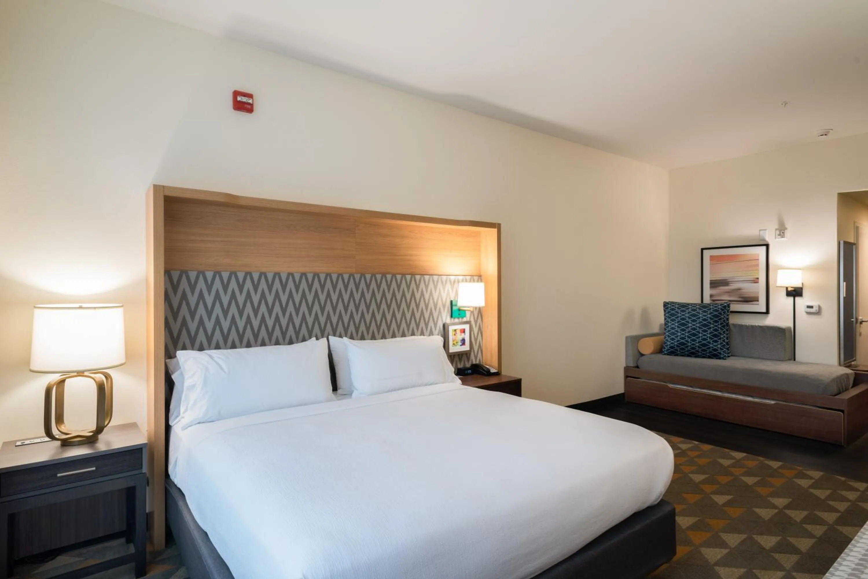 Deluxe King Room - Hearing Accessible with Bath Tub/Non-Smoking in Holiday Inn Joplin by IHG