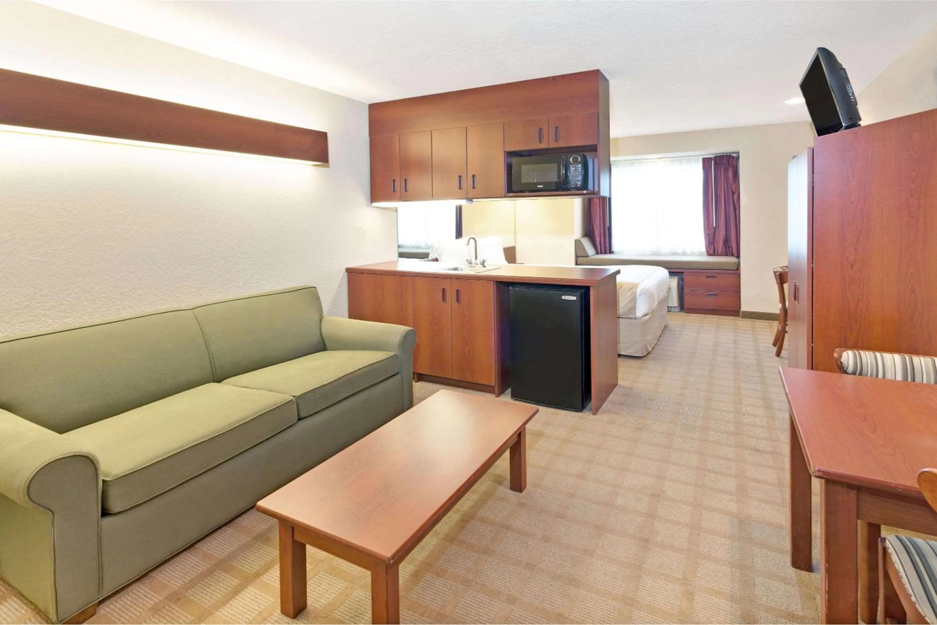 Queen Suite with Sofa Bed - Disability Access in Microtel Inn & Suites by Wyndham Jasper
