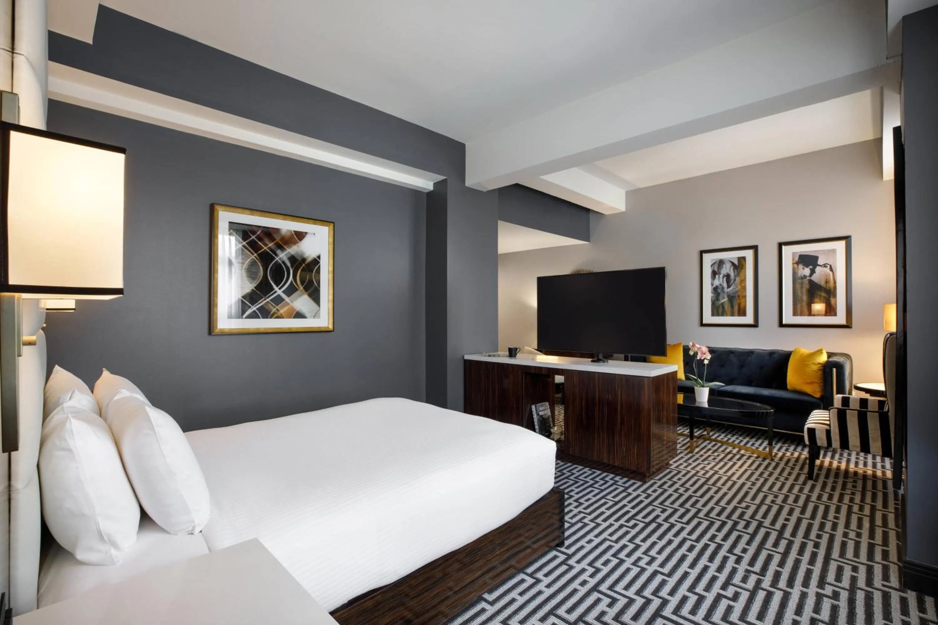 Guest room, 1 Queen, City view in Hotel Metro, Autograph Collection