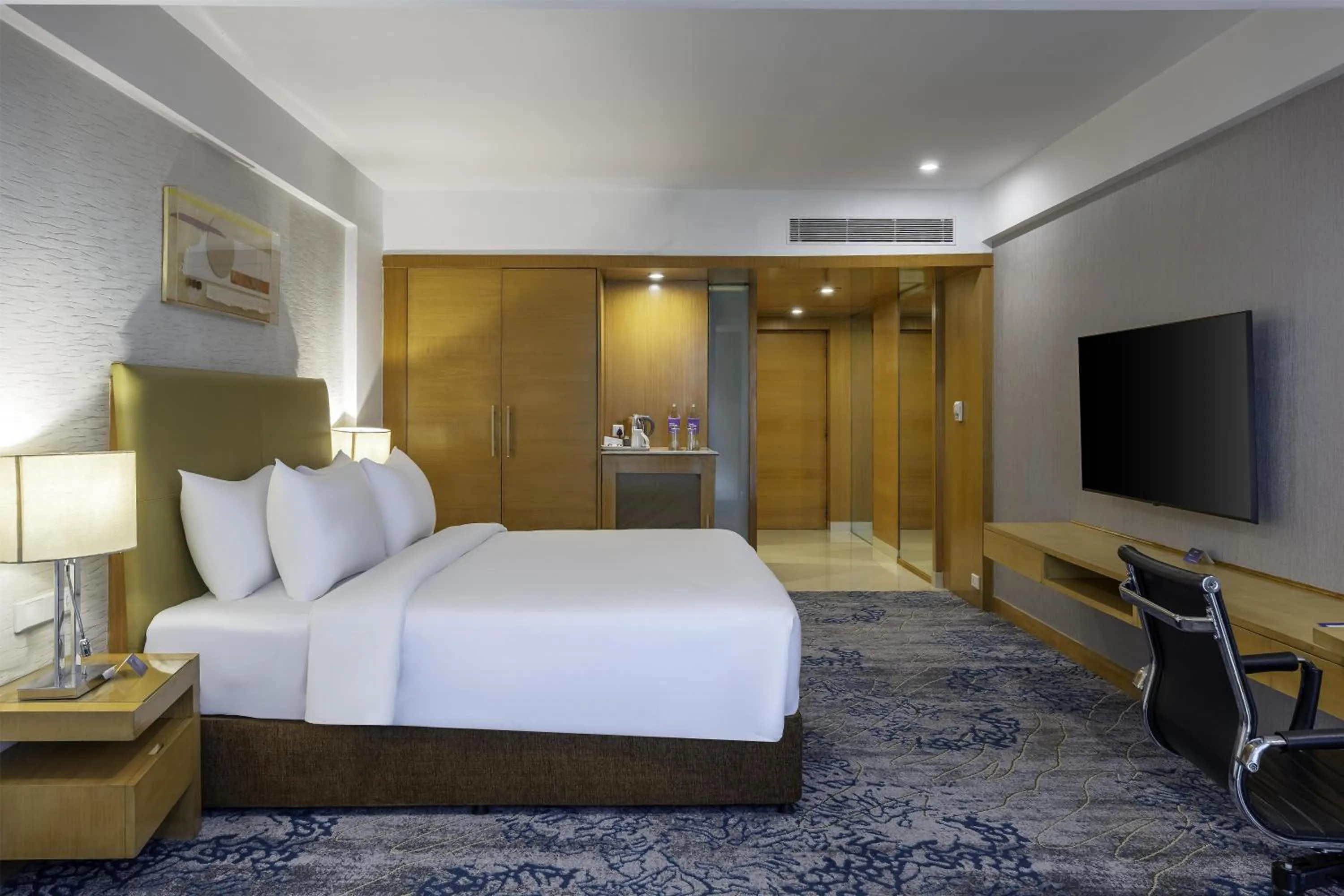 Business Double Room with Complimentary 2 IMFL Drinks and 2 Pieces of Laundry per stay in Radisson Blu Hotel Pune Kharadi