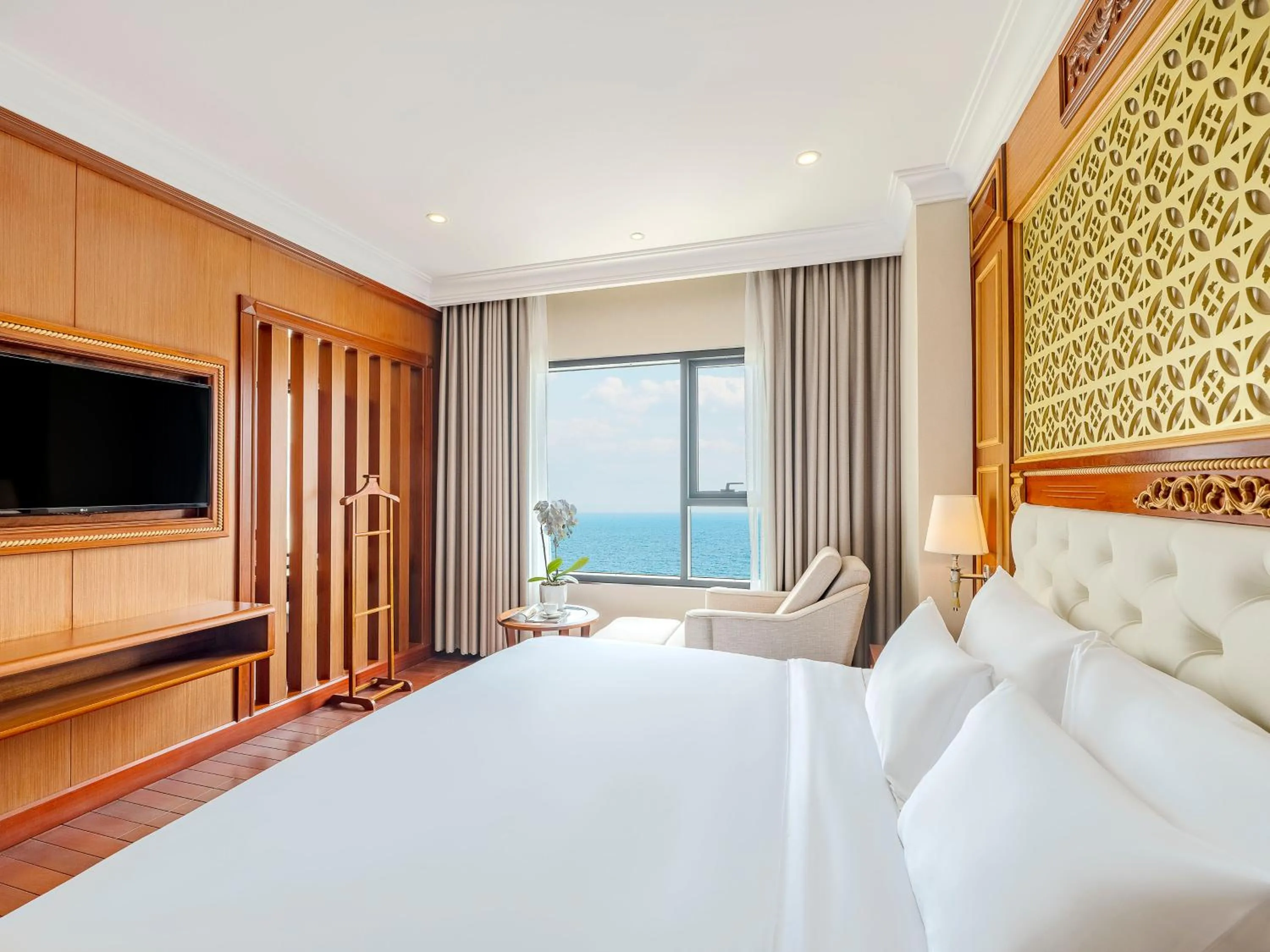 Executive Suite - Ocean Front in DLG Hotel Danang
