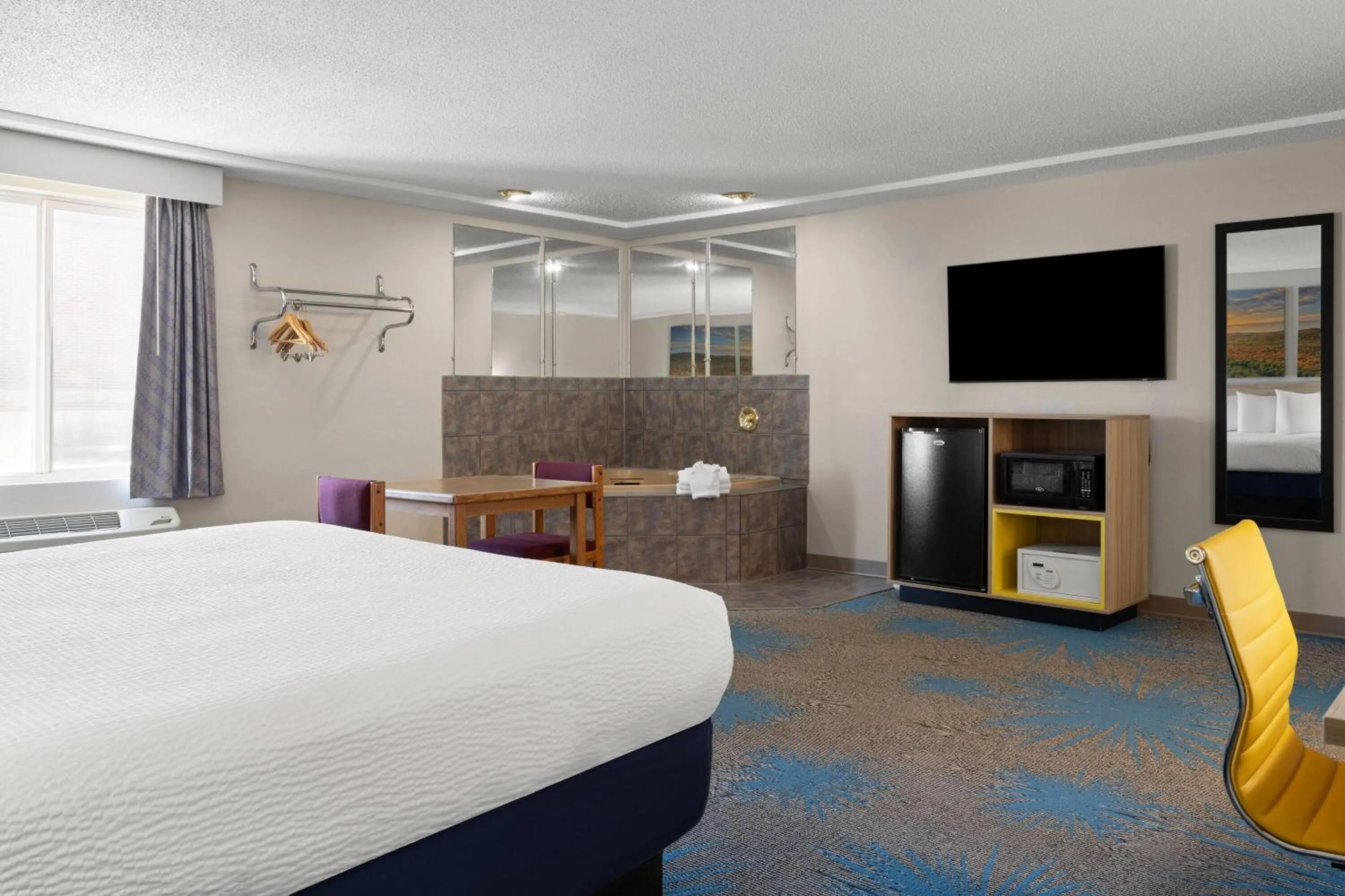 Deluxe King Suite in Days Inn by Wyndham Jamestown