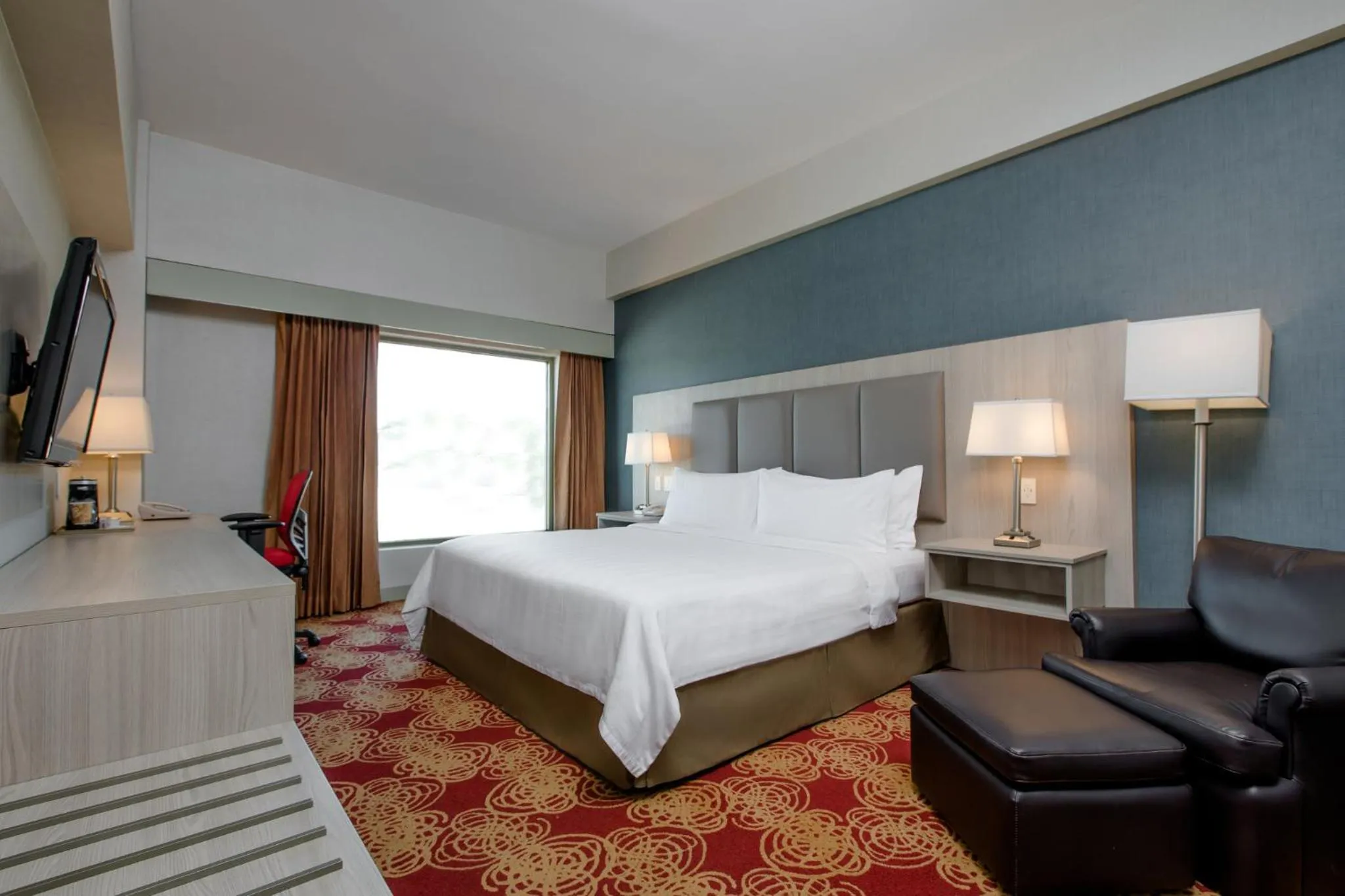 Standard King Room - single occupancy - Top Floor in Holiday Inn Convention Center by IHG