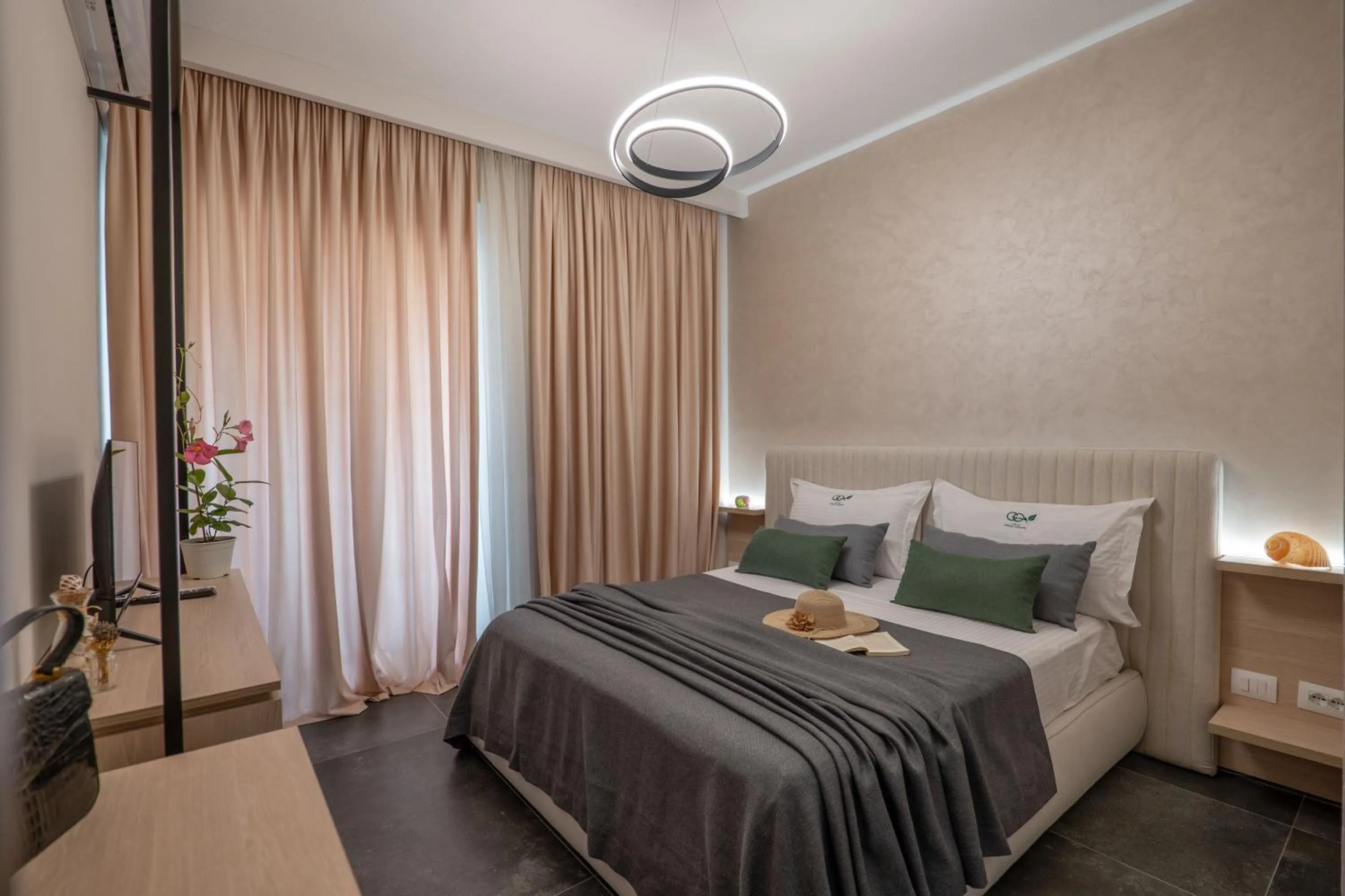 Deluxe Double Room with Balcony and Sea View in Villa Green Garden