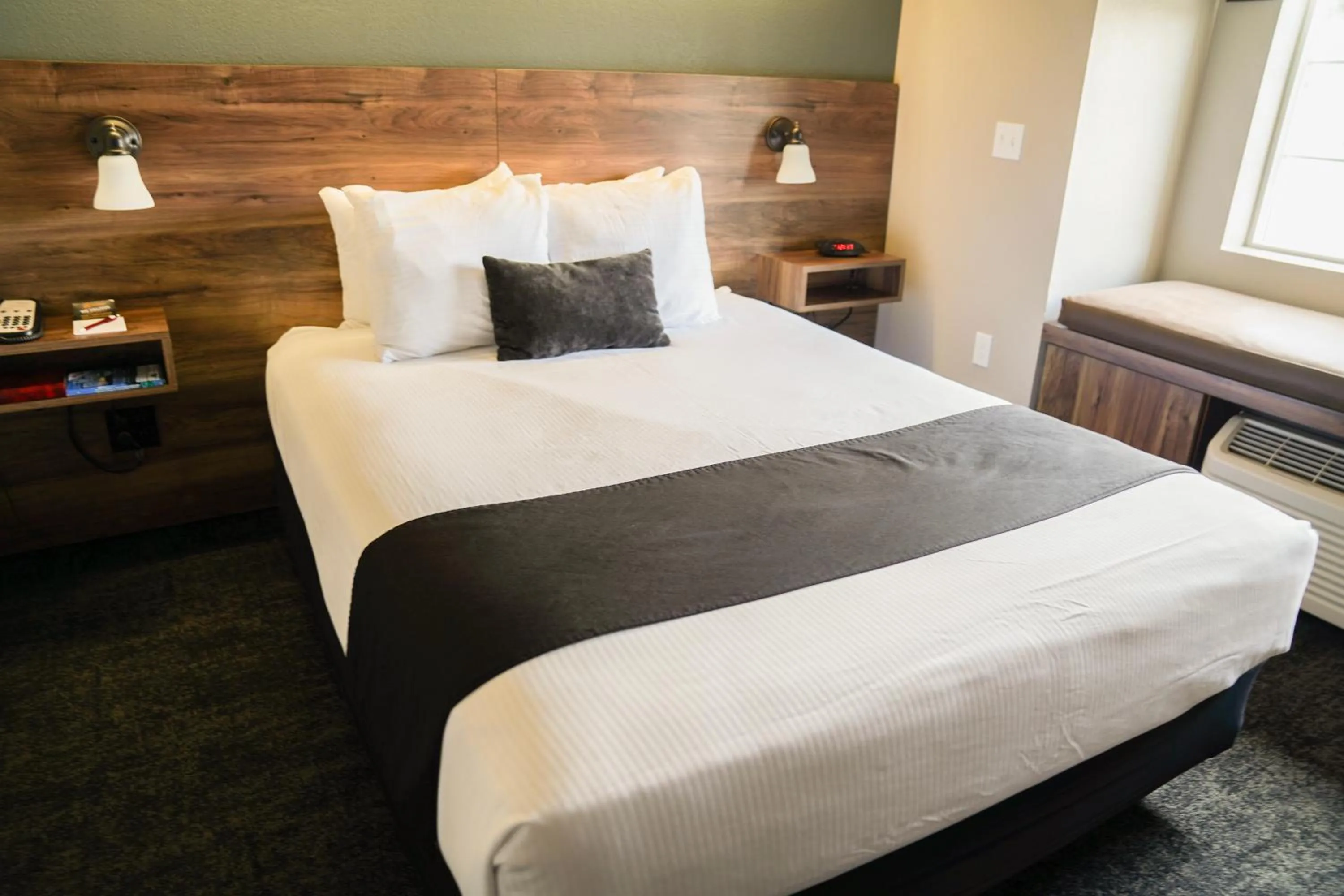 Queen Room in Hotel Ruby Sandpoint