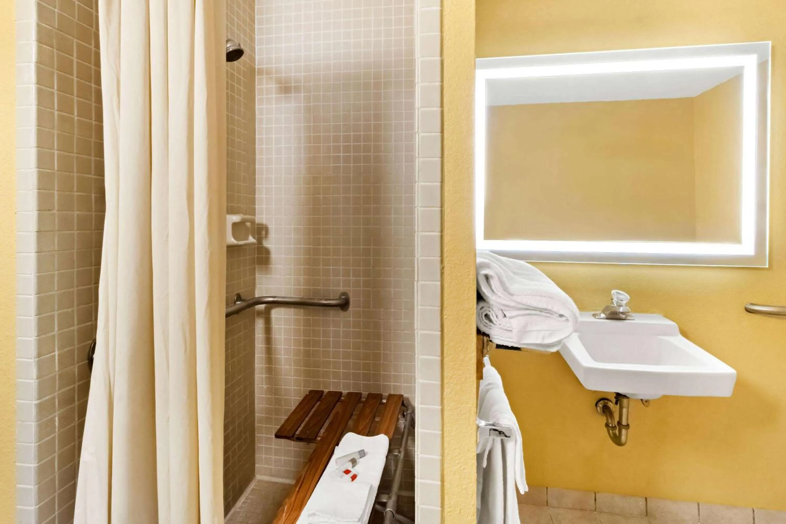 King Room with Roll-in Shower - Mobility Access/Non-Smoking in Super 8 by Wyndham Vandalia/Dayton International Airport