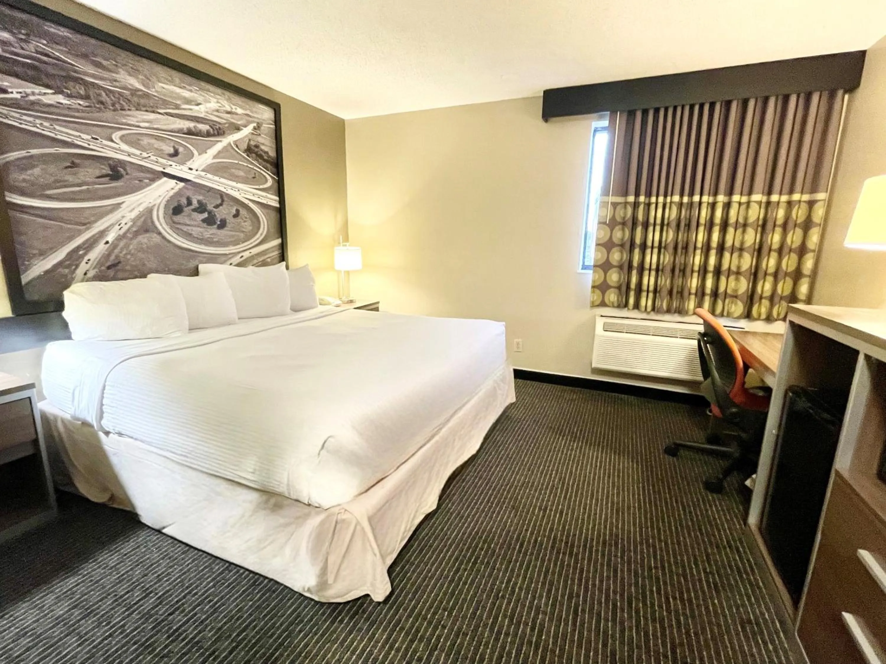 King Room - Disability Access - Non-Smoking in Super 8 by Wyndham St Charles