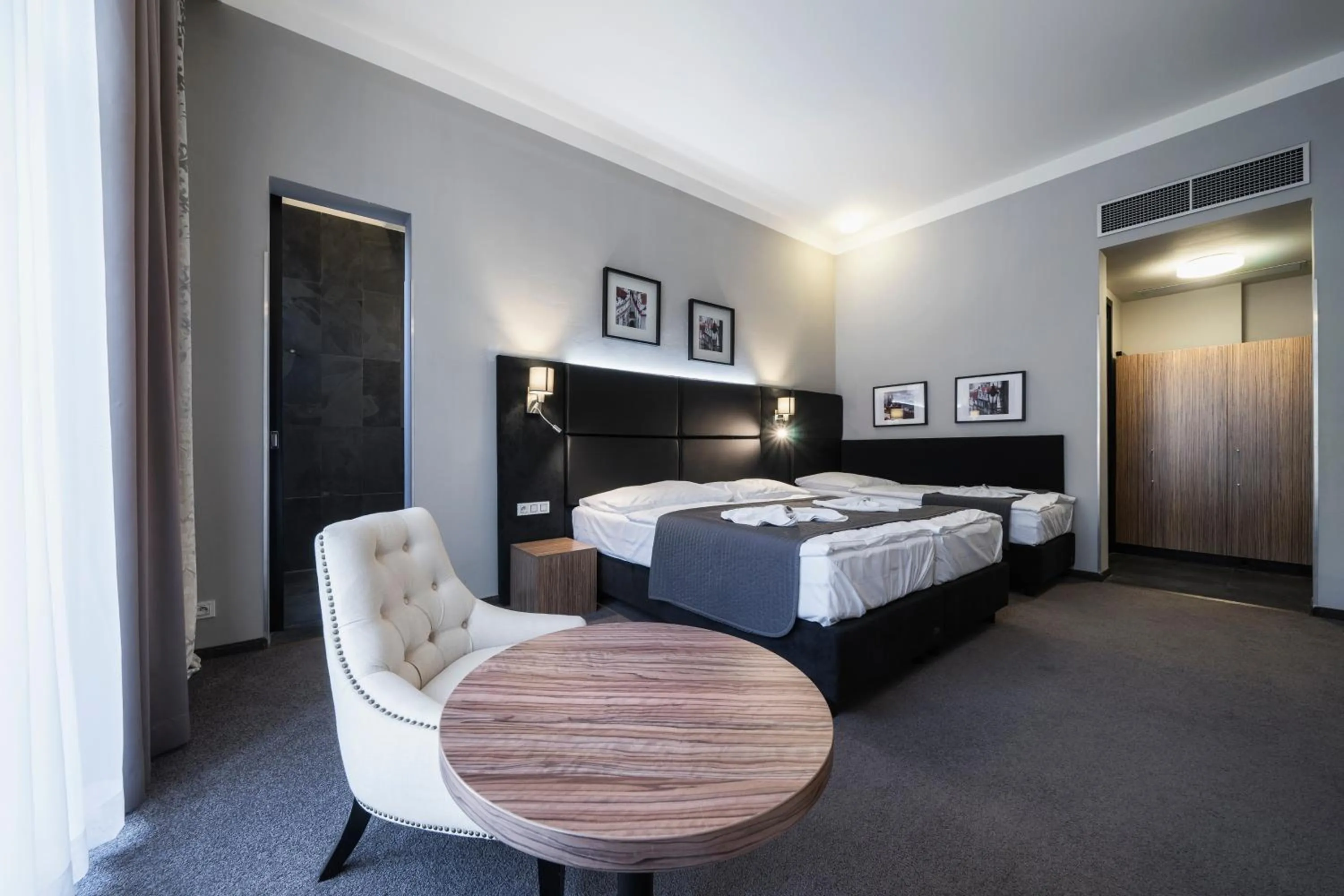 Superior Quadruple Room in Hotel NOIR