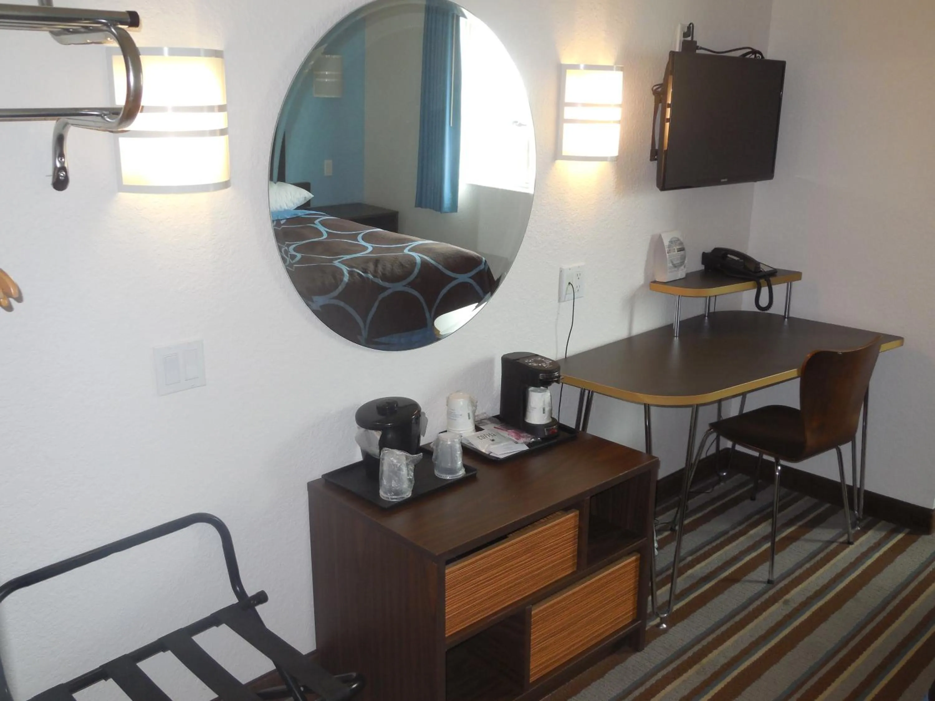 Queen Room - Mobility Access/Non-Smoking in Super 8 by Wyndham Sault Ste. Marie