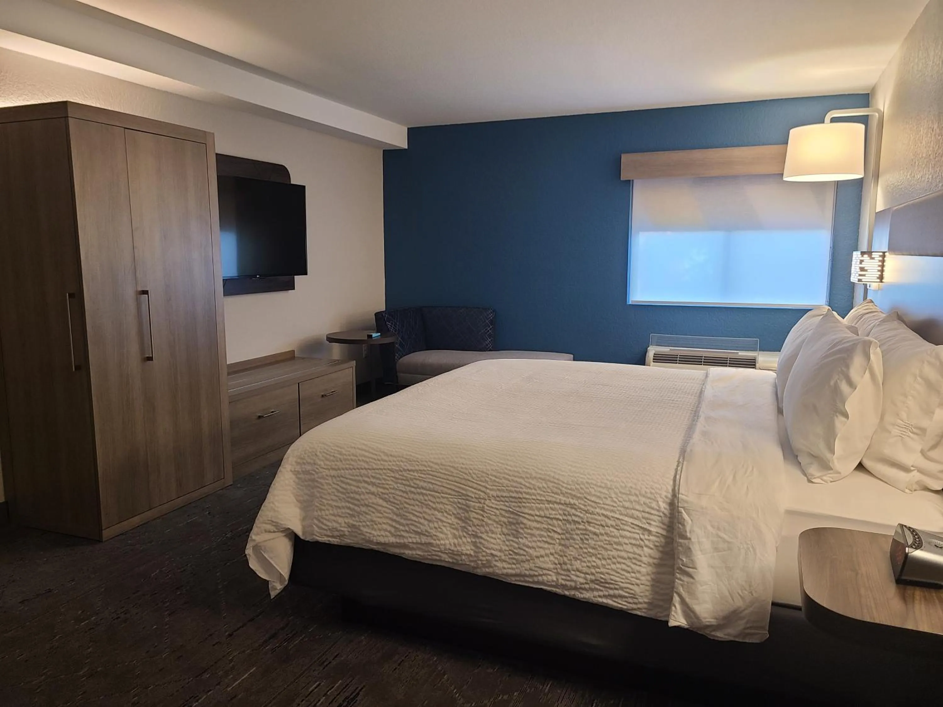 King Suite with Roll-In Shower - Disability Access/Non-Smoking in Holiday Inn Express Fort Lauderdale North - Executive Airport by IHG