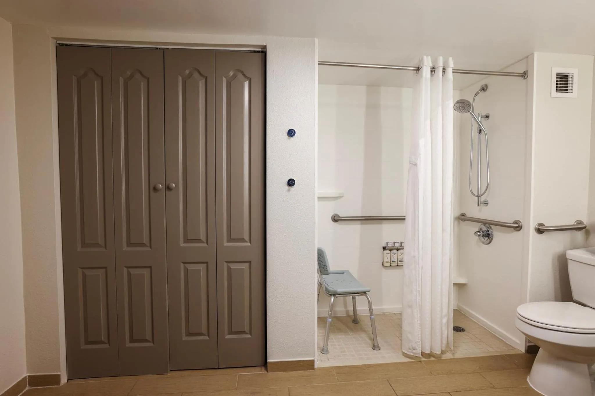 Queen Room - Mobility Access Roll in Shower/Non-Smoking in Holiday Inn Express Burlington by IHG
