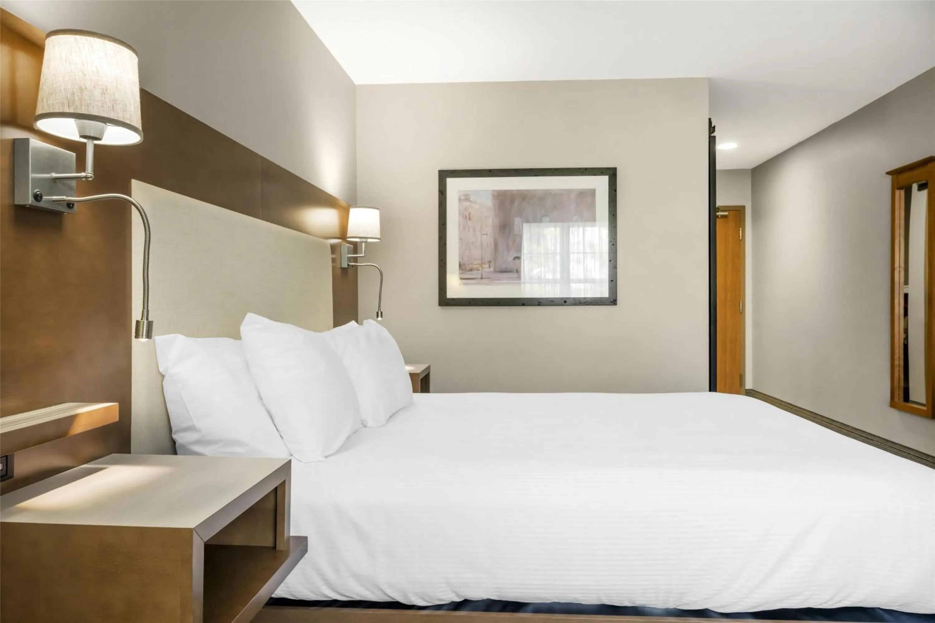 Queen Room with Roll-In Shower - Mobility Access in Best Western Plus Woodstock Hotel Conference Centre