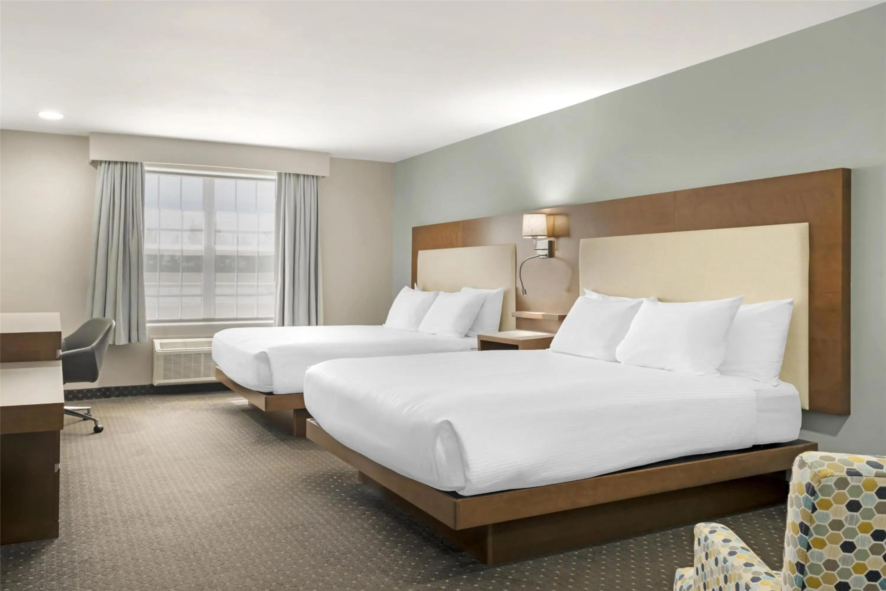 Deluxe Queen Room with Queen Bed and Seating Area - Non-Smoking in Best Western Plus Woodstock Hotel Conference Centre