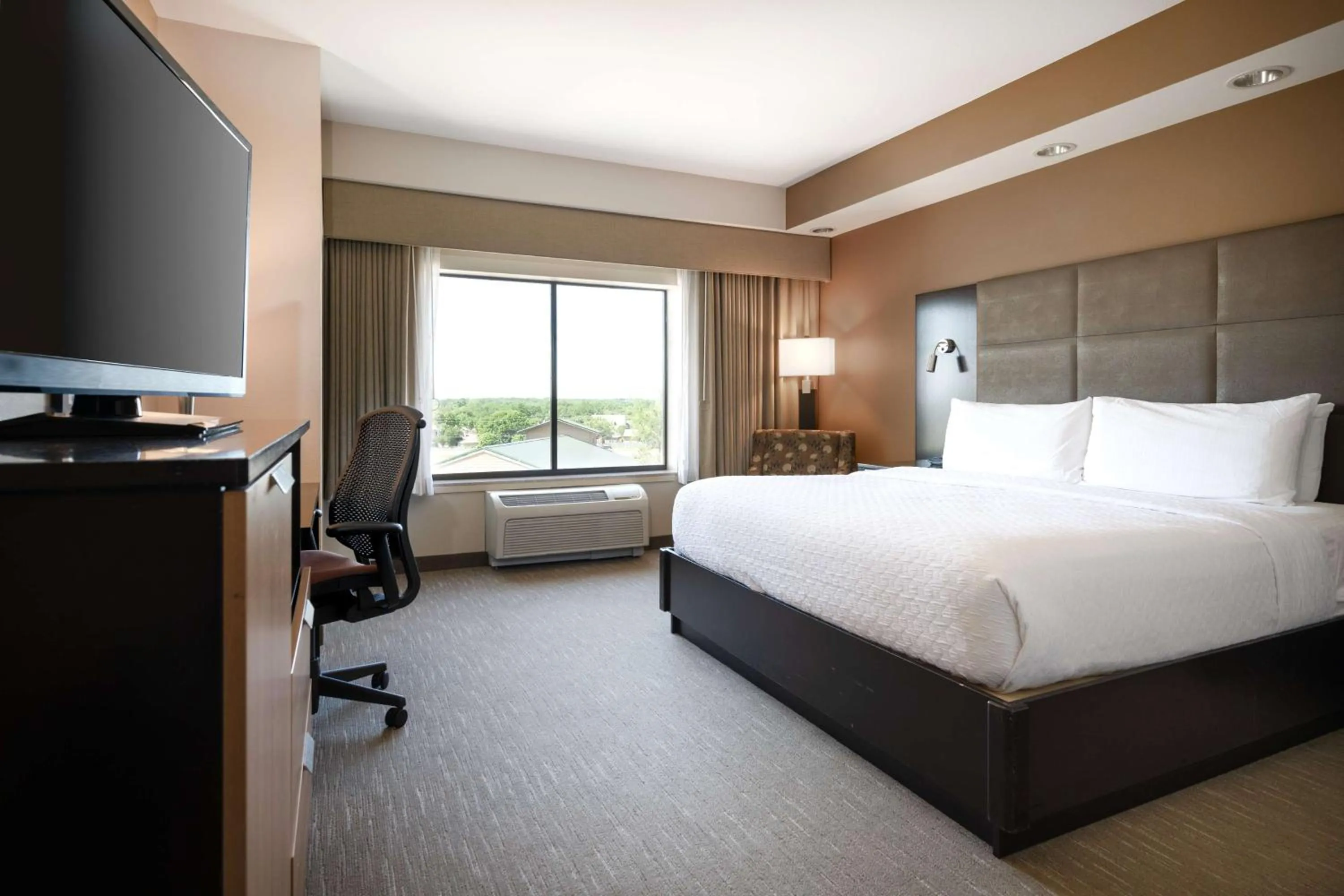 King Room with Bathtub - Disability Access/Non-Smoking in Best Western Premier Bryan College Station