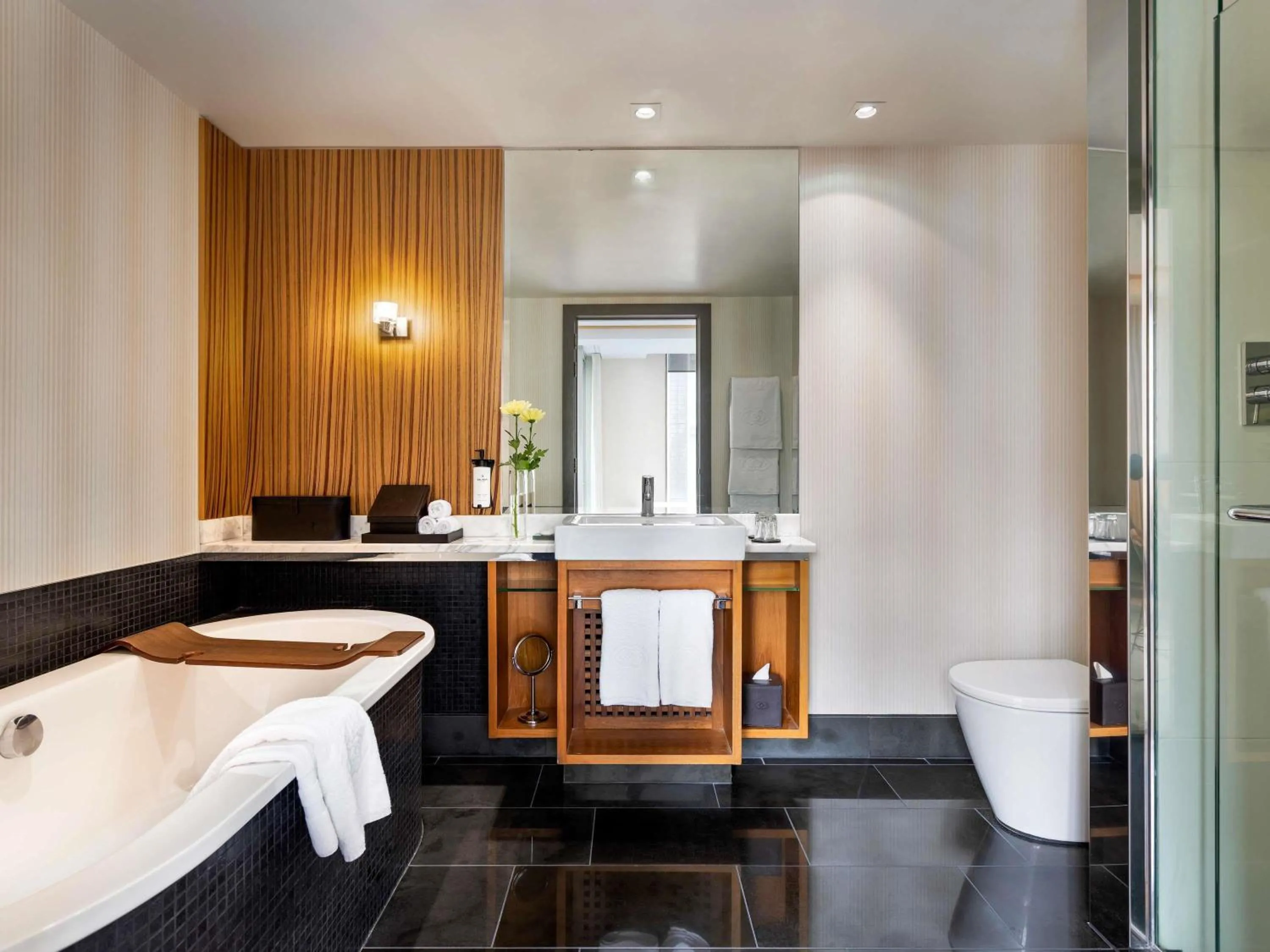 Luxury Room with Balcony in Sofitel Auckland Viaduct Harbour