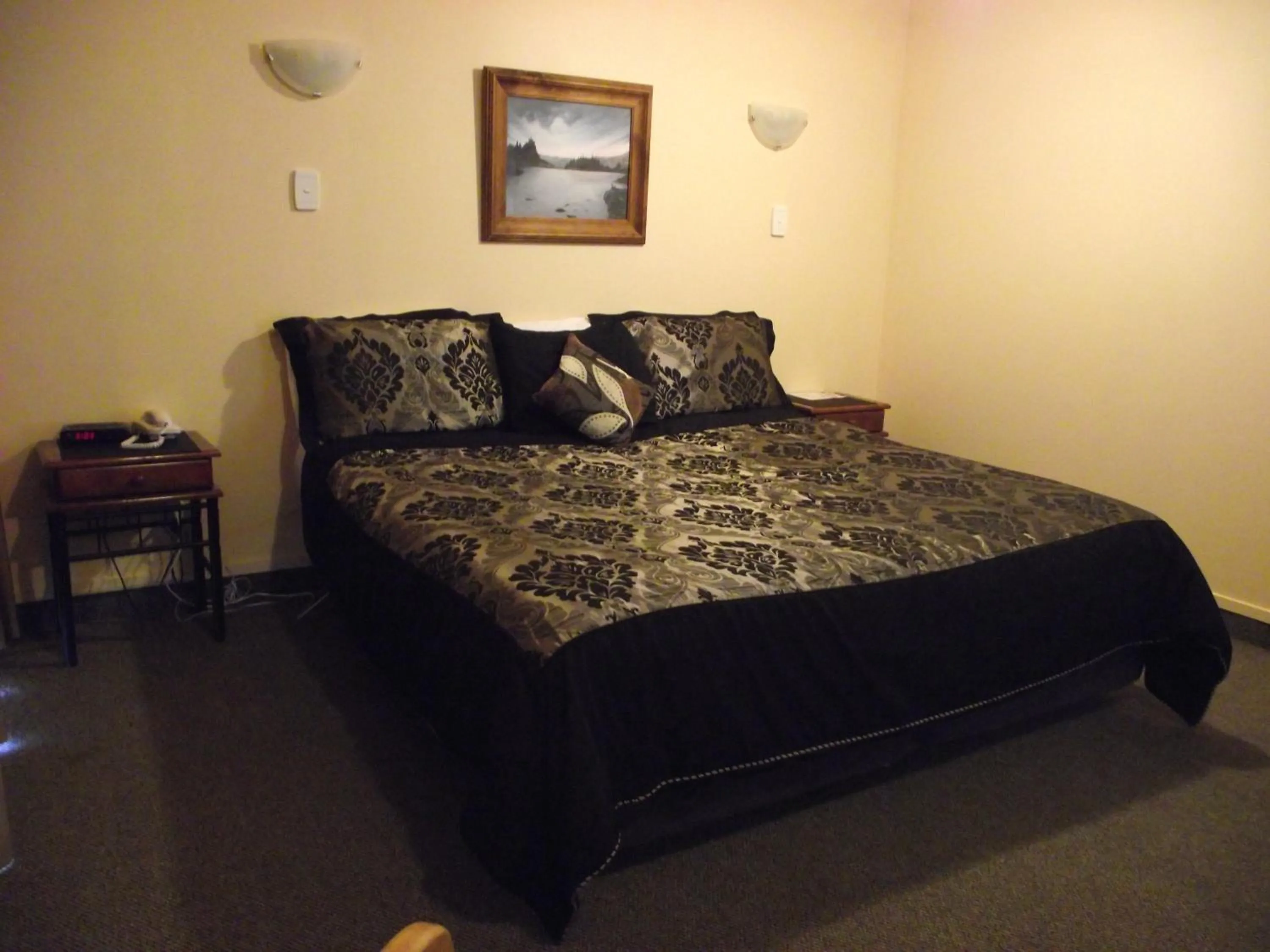 King Room in Caves Motor Inn